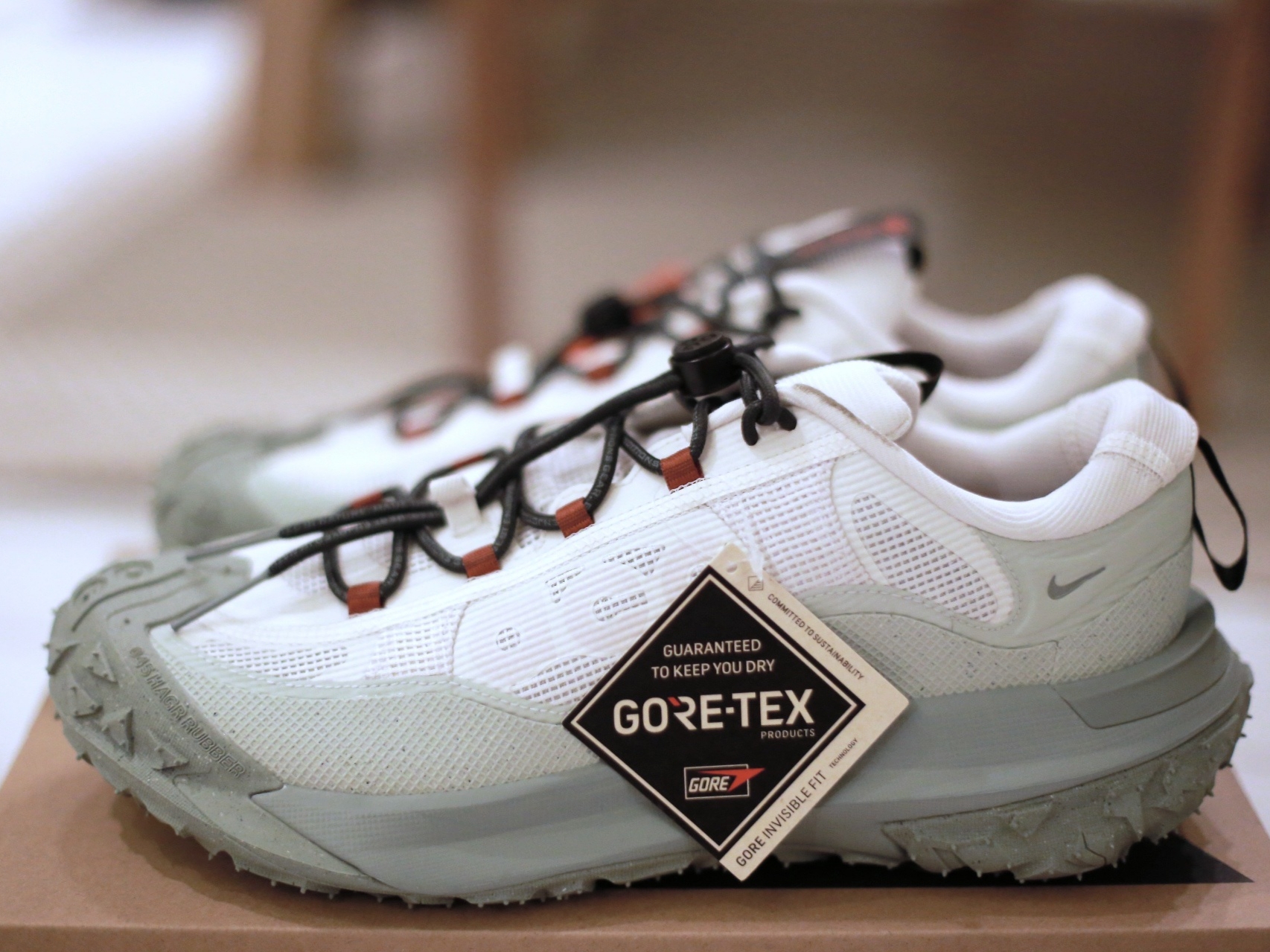 Nike ACG Mountain Fly 2 Low Gore-Tex Phantom Dark Smoke Grey 착용 스타일 - 1