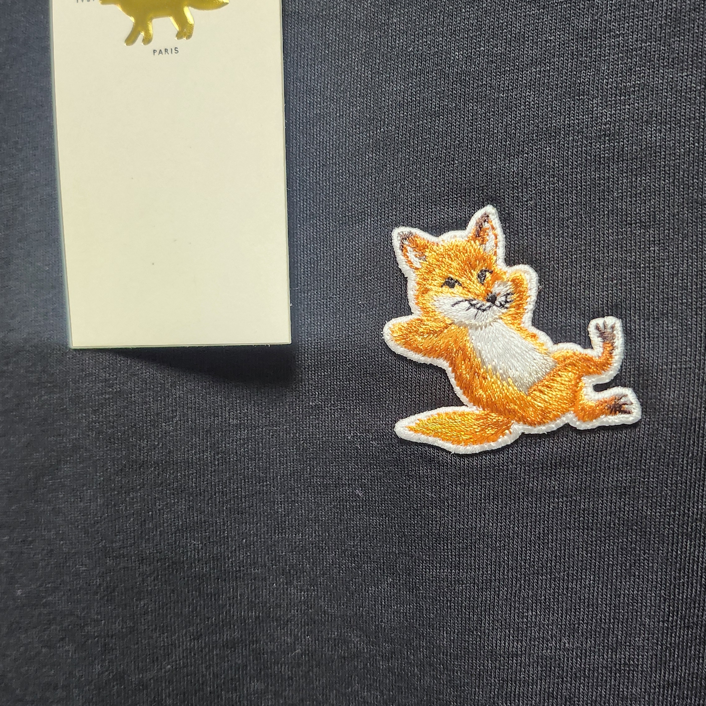 Maison Kitsune Chillax Fox Patch Classic T-Shirt Black 착용 스타일 - 2