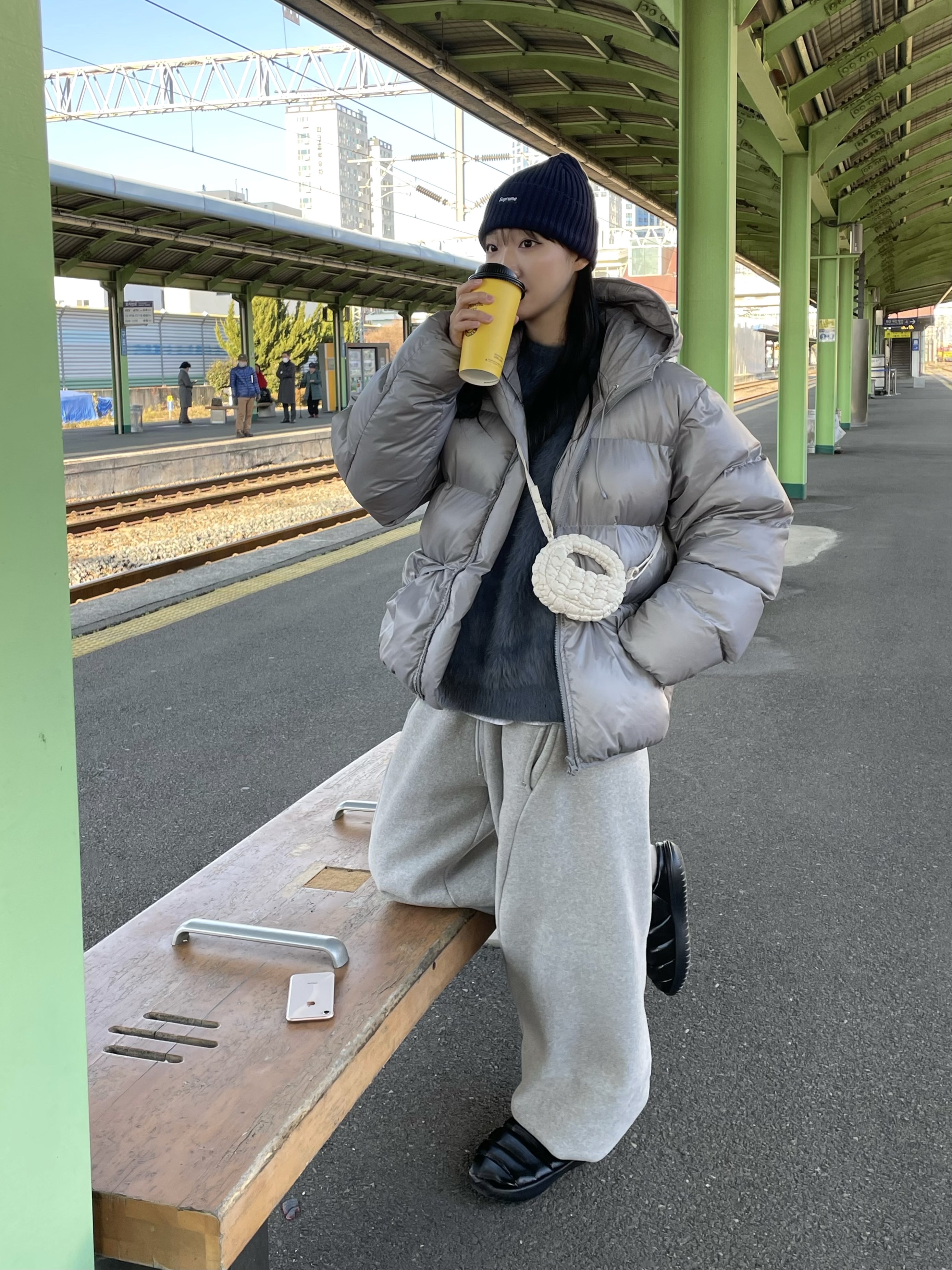 (W) Nike Burrow SE Slippers Black, COS Quilted Nano Crossbody Bag Beige 착용 스타일 - 1