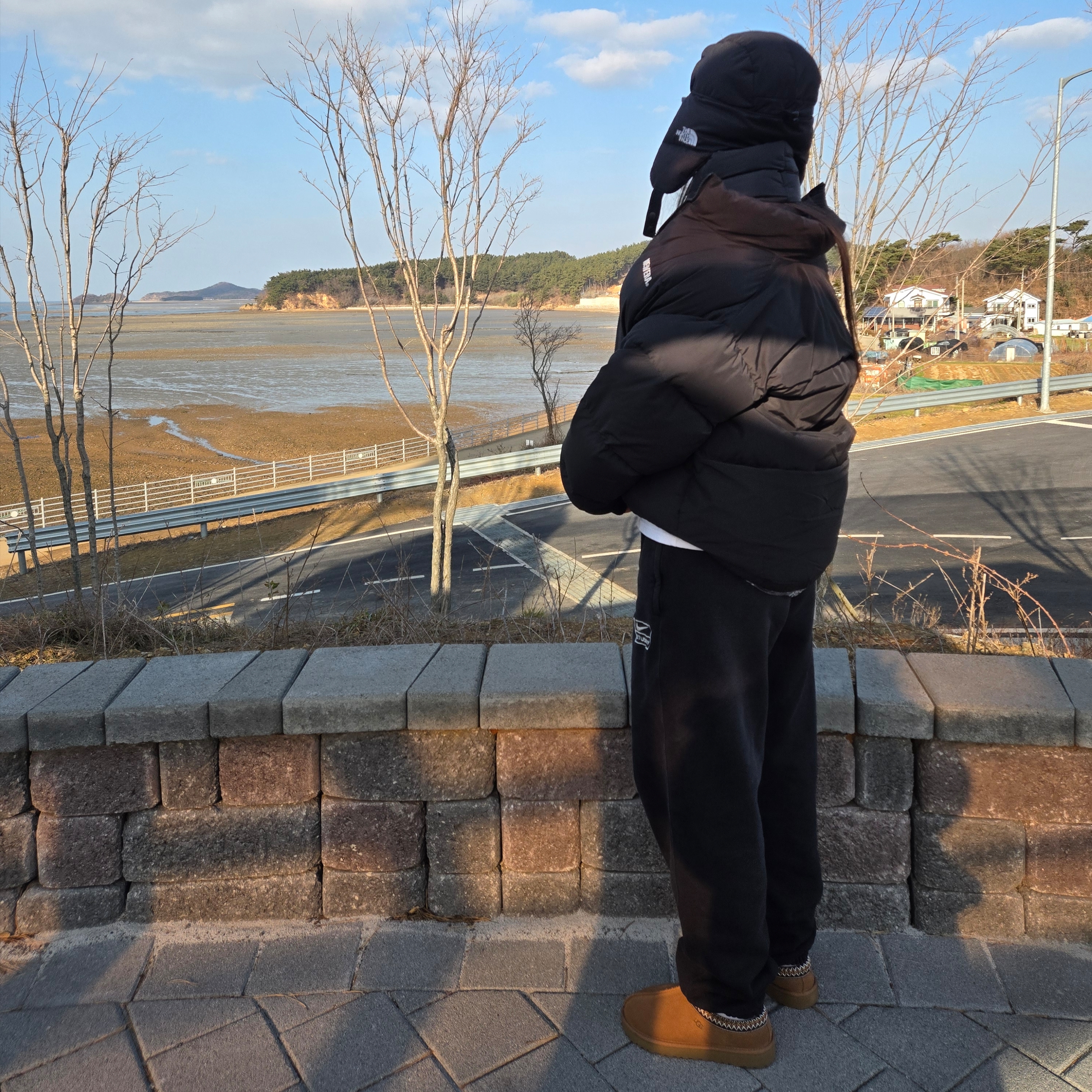 (W) UGG Tasman Slipper Chestnut, Nike x Stussy NRG Washed Fleece Pants Black (DO5296-010) 착용 스타일