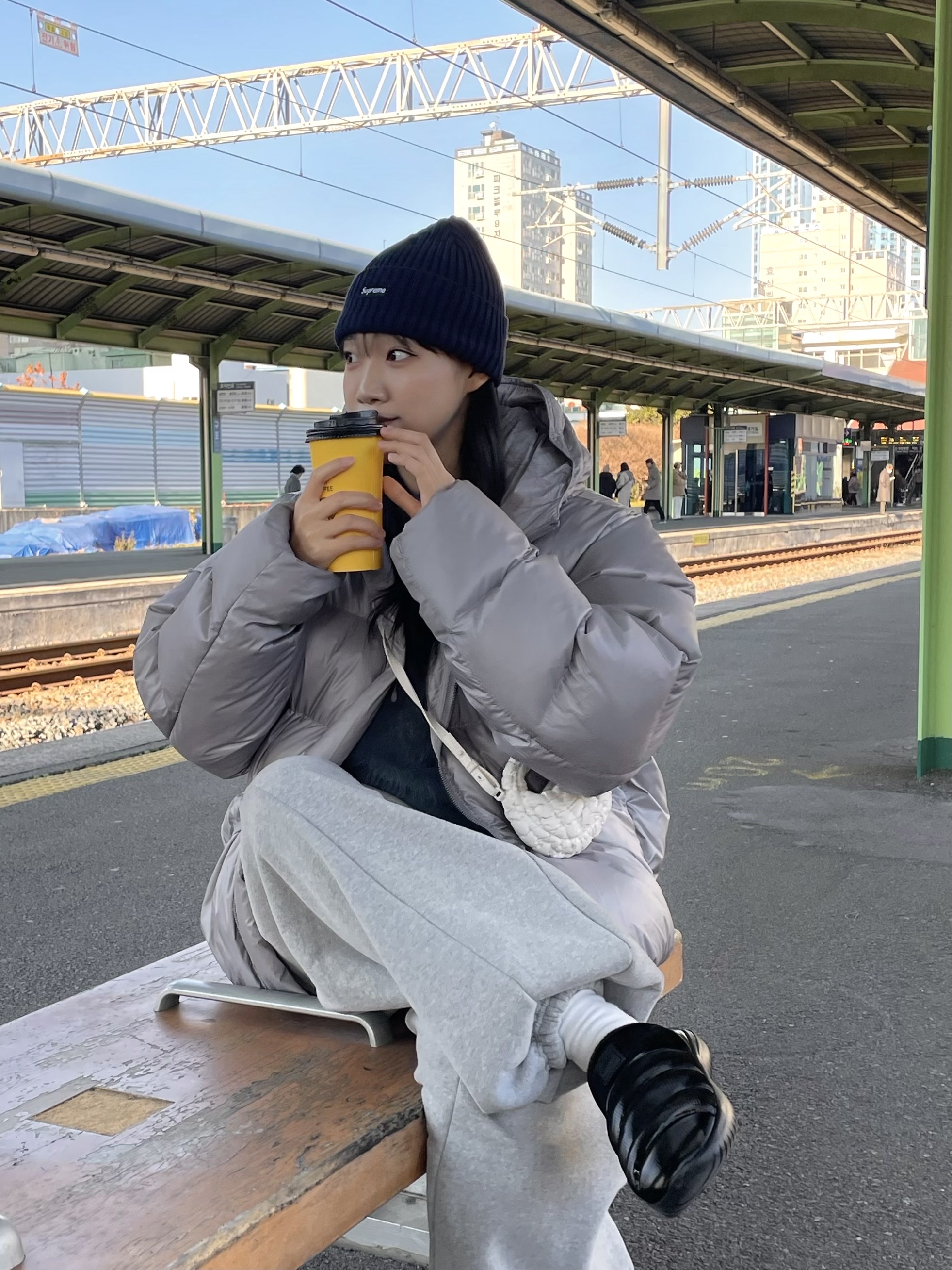 (W) Nike Burrow SE Slippers Black, COS Quilted Nano Crossbody Bag Beige 착용 스타일 - 5