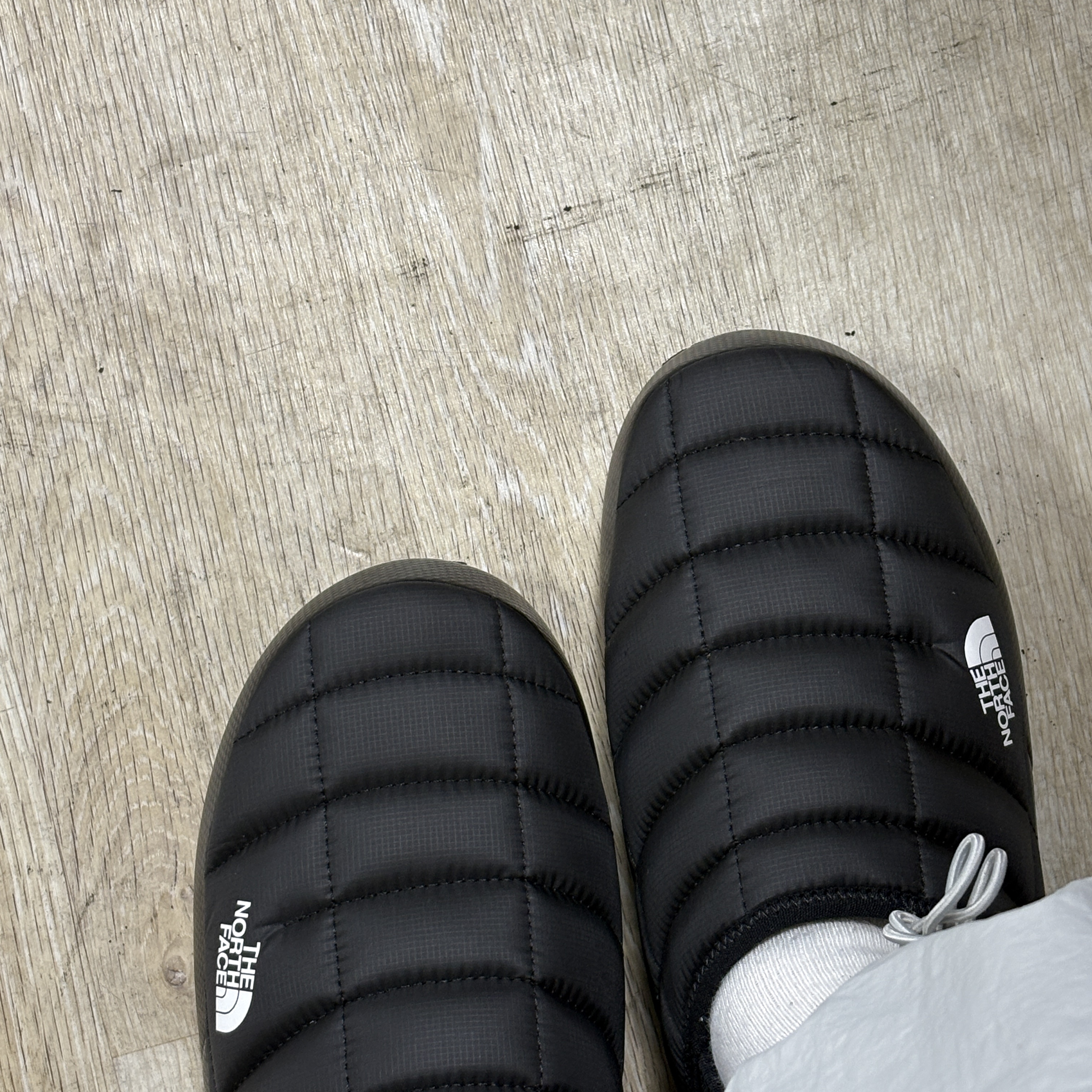 (W) The North Face Thermoball Traction Mule V Black 착용 스타일
