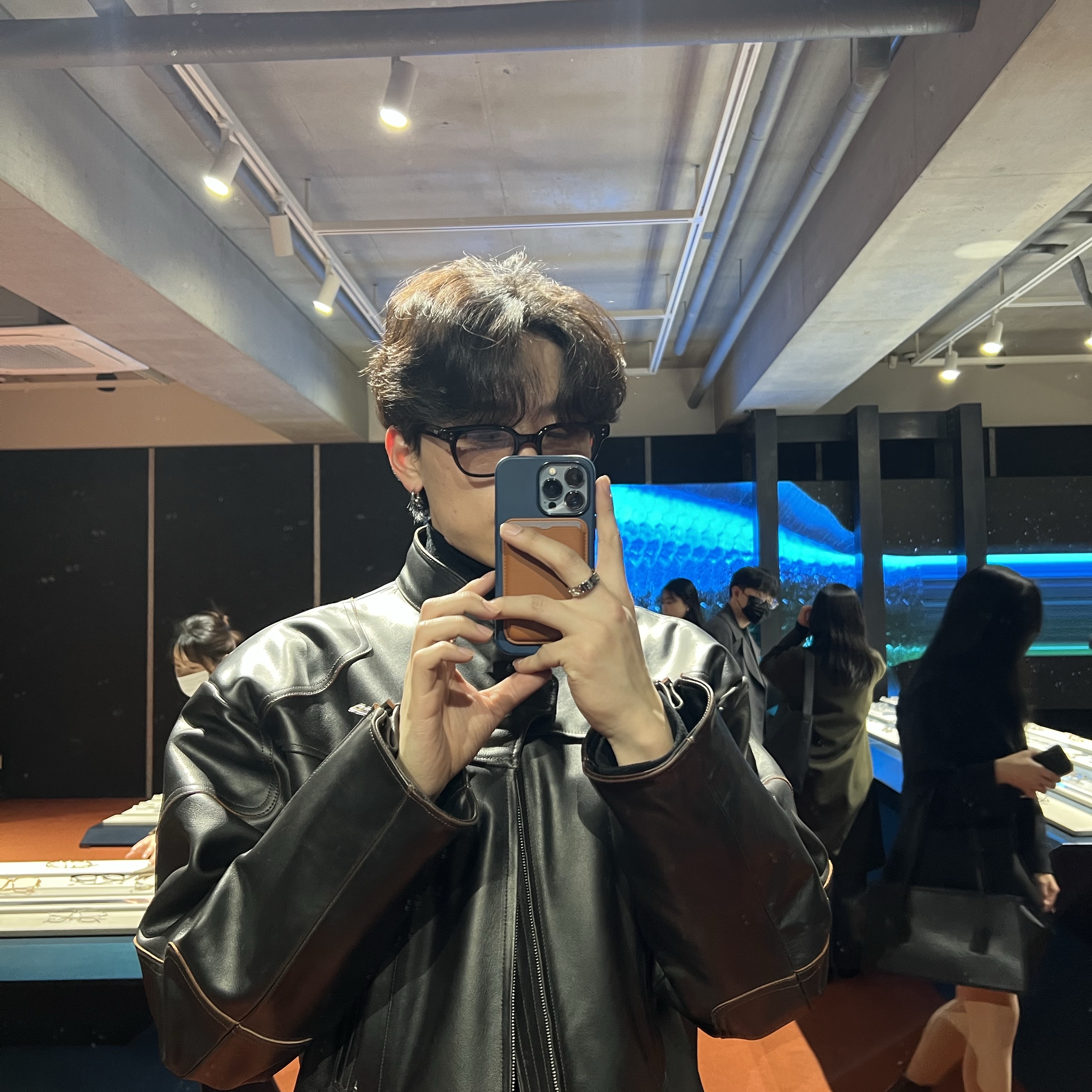 Gentle Monster x Maison Margiela MM107 Black Black 착용 스타일 - 3