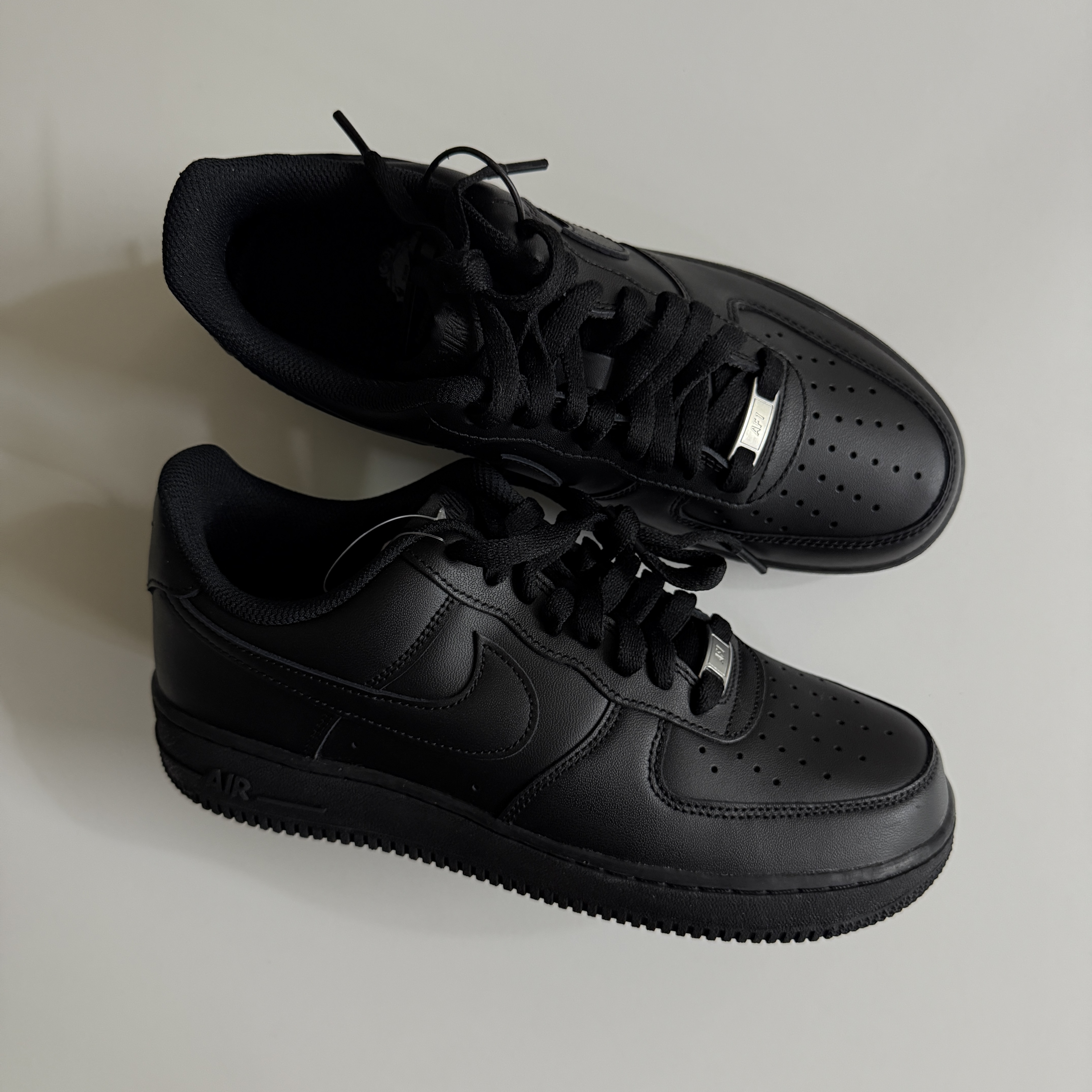 Nike Air Force 1 '07 Low Triple Black 착용 스타일 - 2