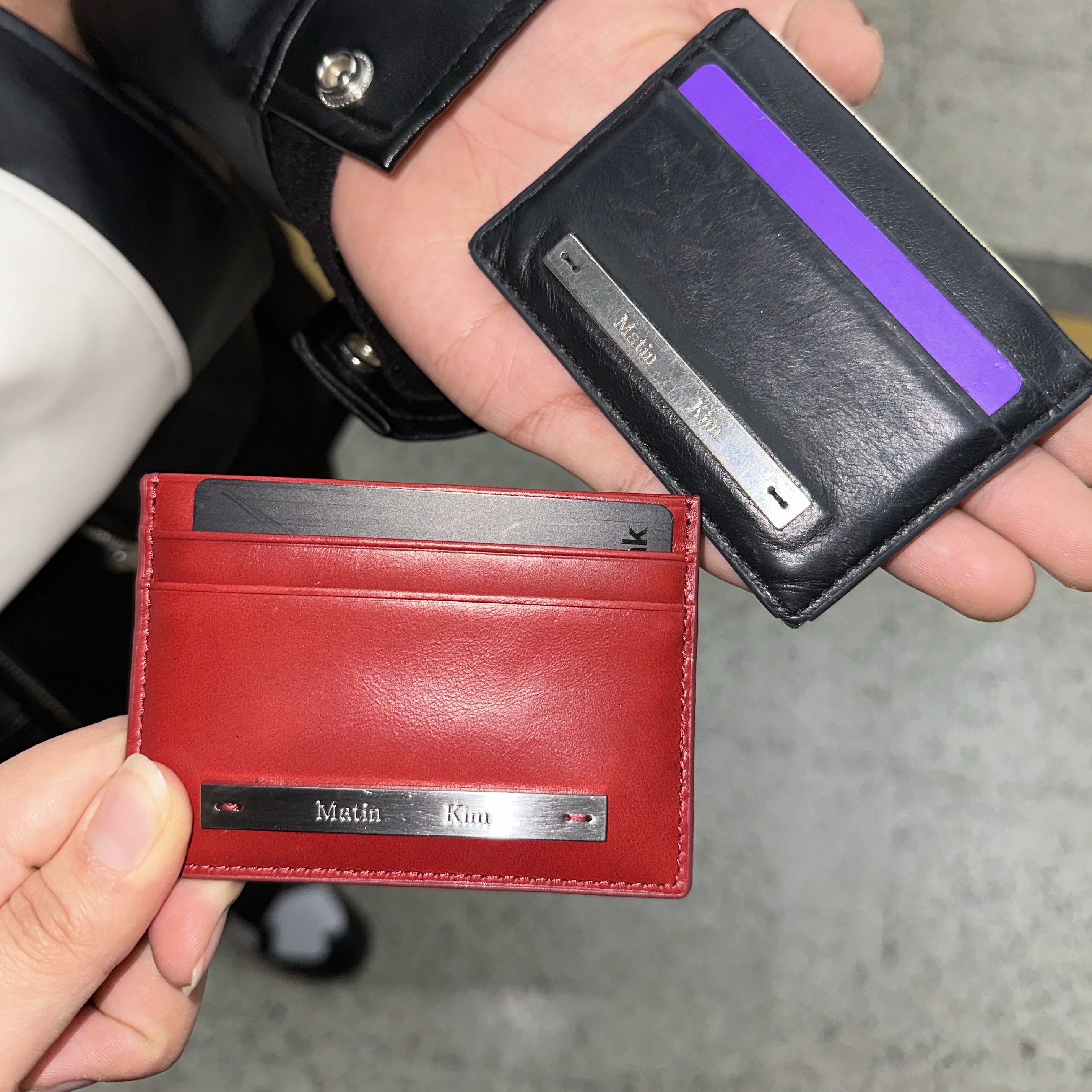Matin Kim Vintage Card Wallet Red, Matin Kim Slim Metal Card Holder Black 착용 스타일