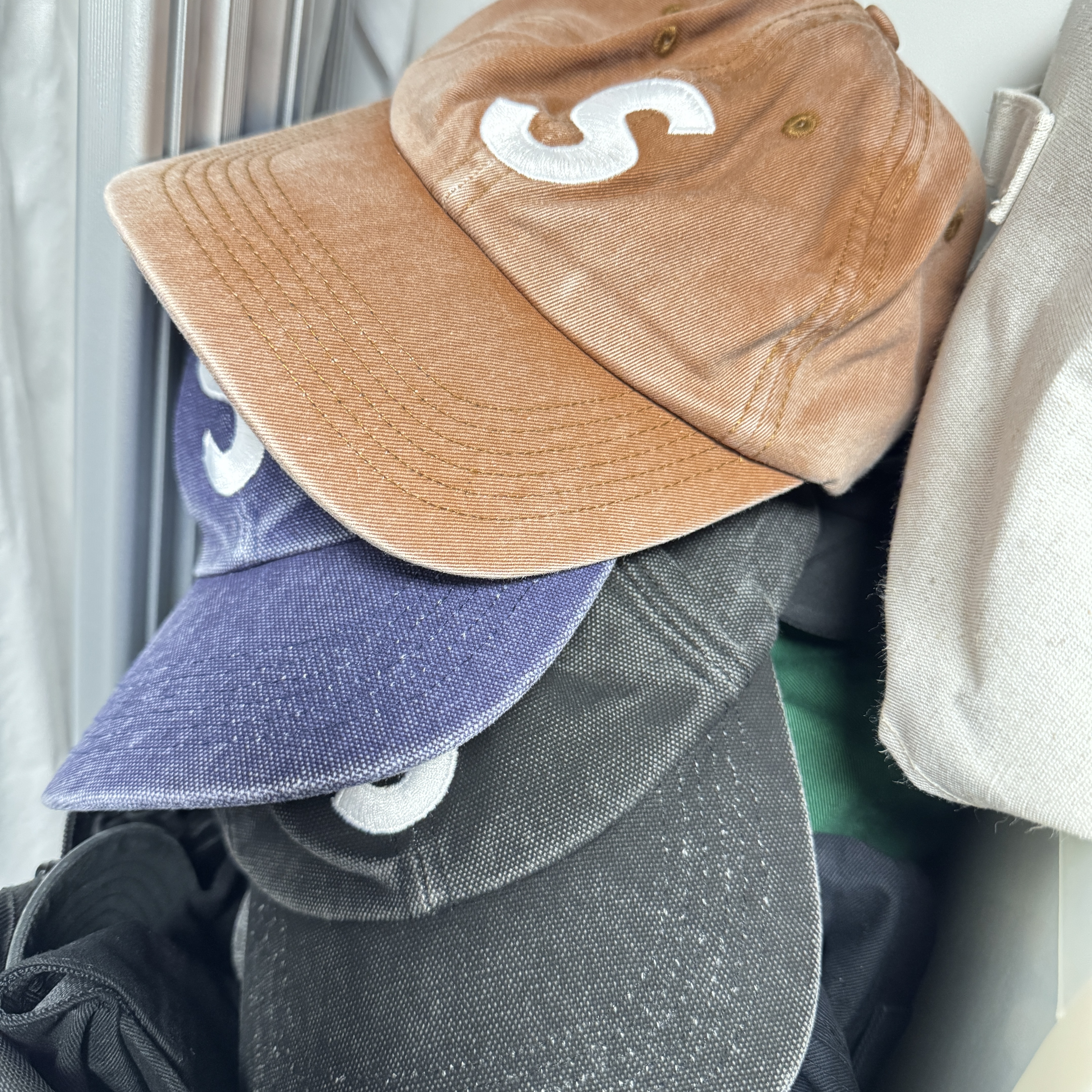 Supreme Pigment Print S Logo 6-Panel Tan - 22FW, Supreme Pigment S Logo 6-Panel Navy - 24FW 착용 스타일