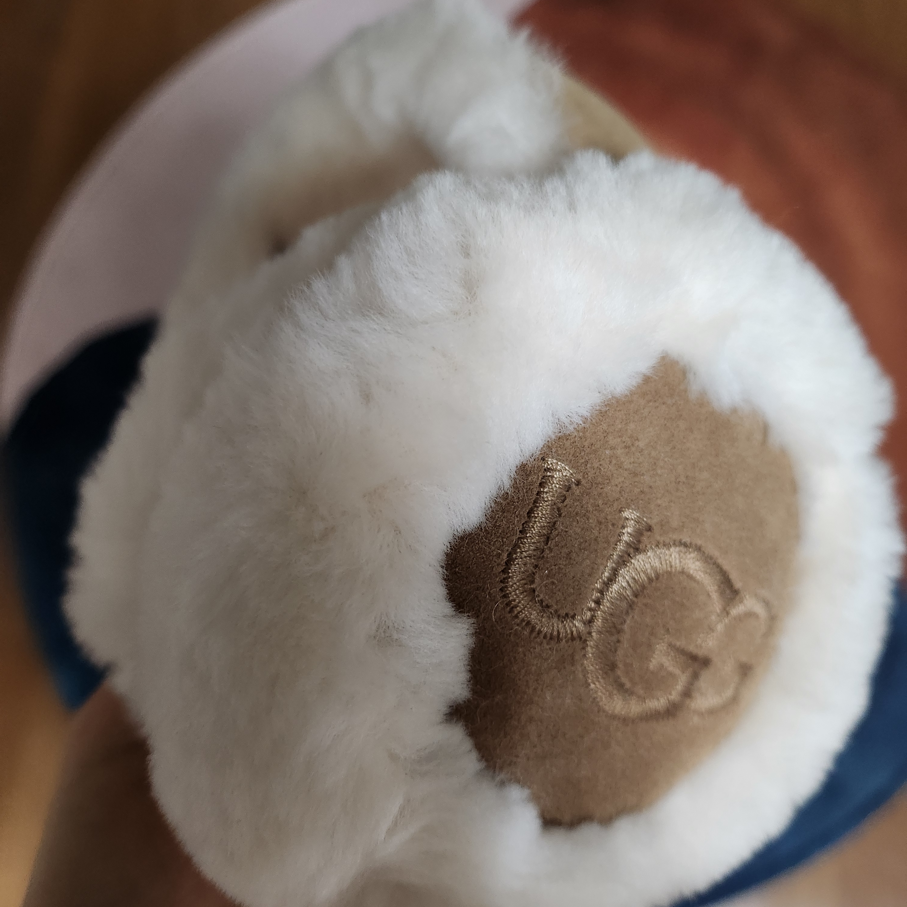 (W) UGG Embroidered Logo Earmuff Chestnut 착용 스타일