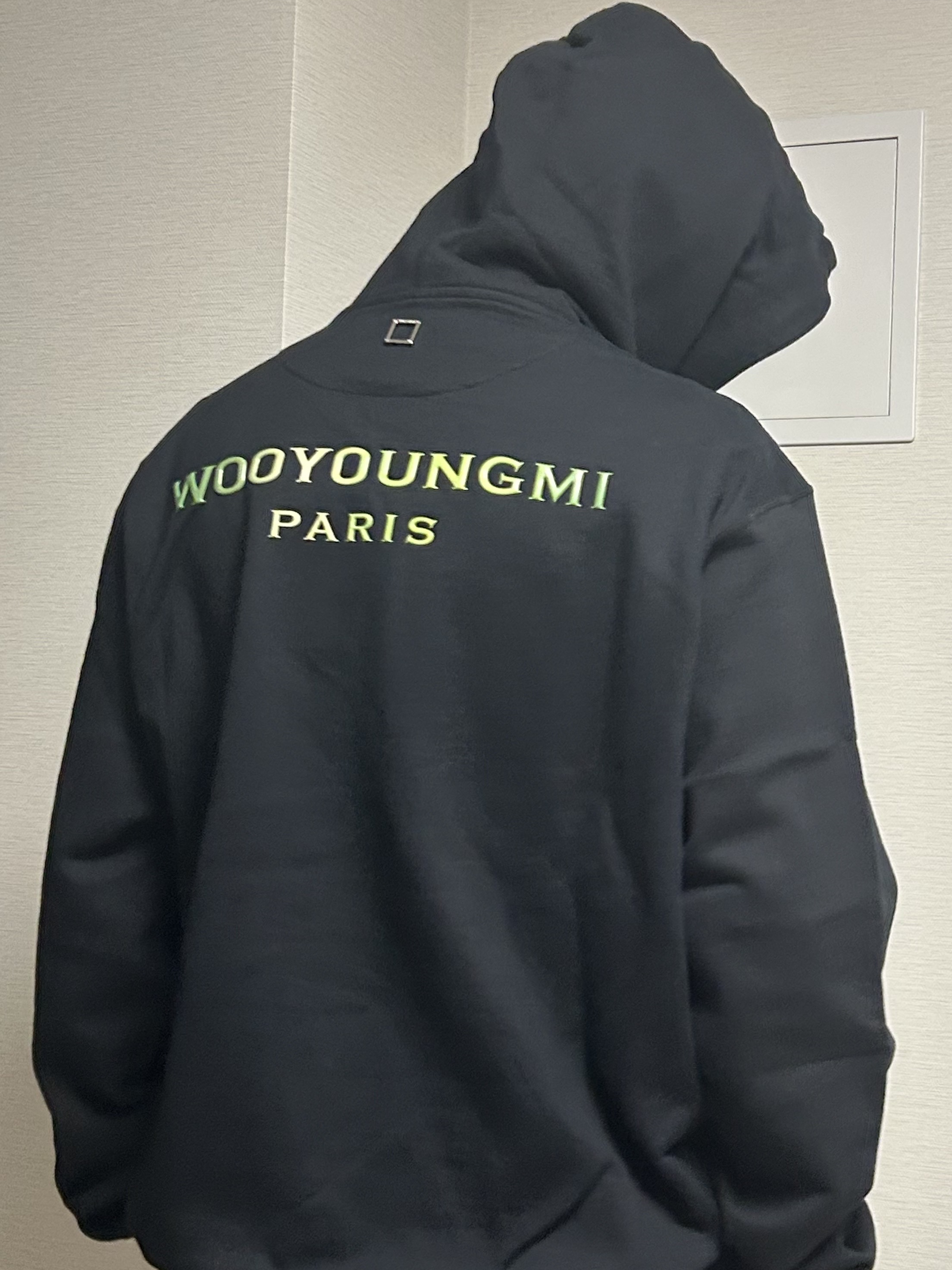Wooyoungmi Chrome Back Logo Hoodie Black - 23FW 착용 스타일 - 2