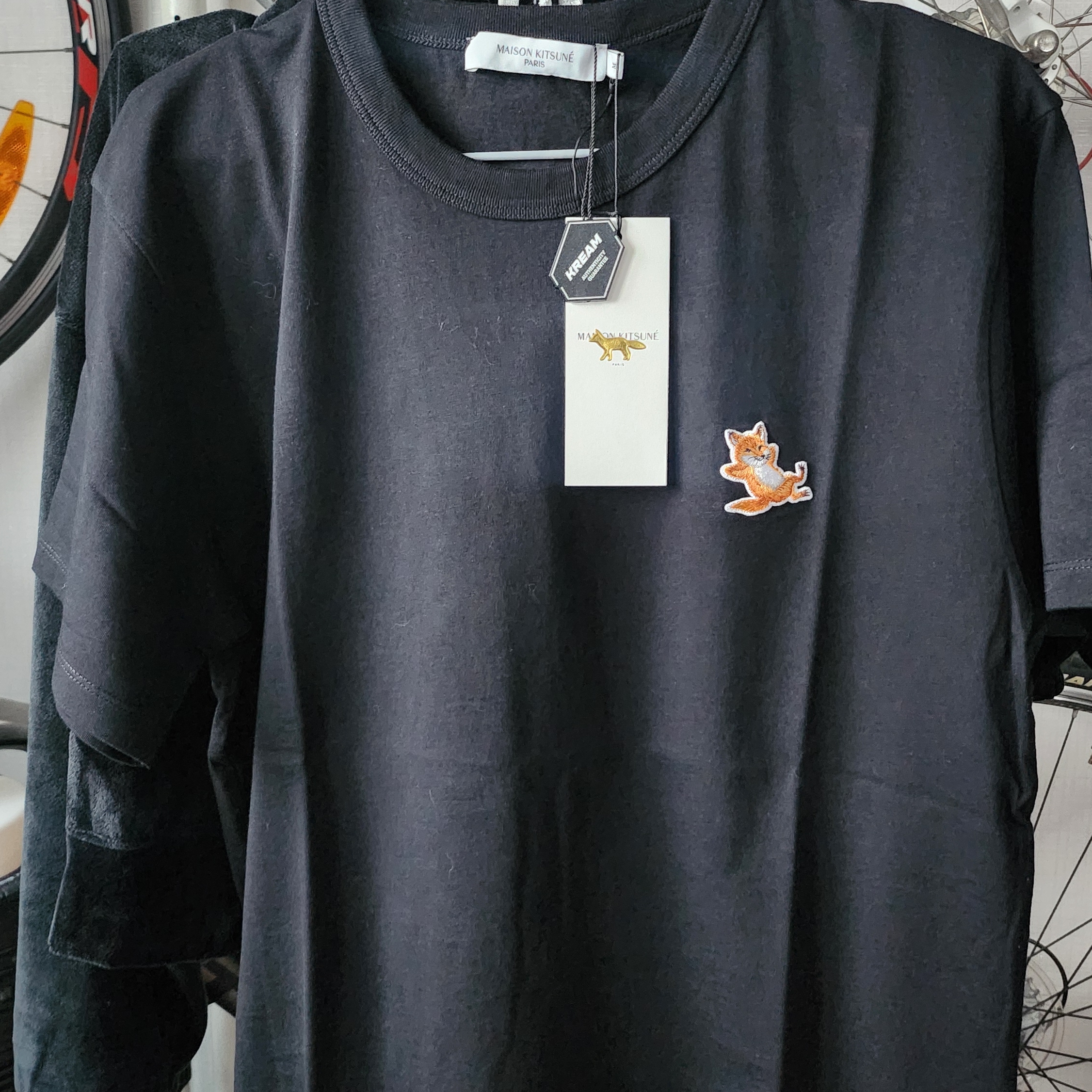 Maison Kitsune Chillax Fox Patch Classic T-Shirt Black 착용 스타일 - 4