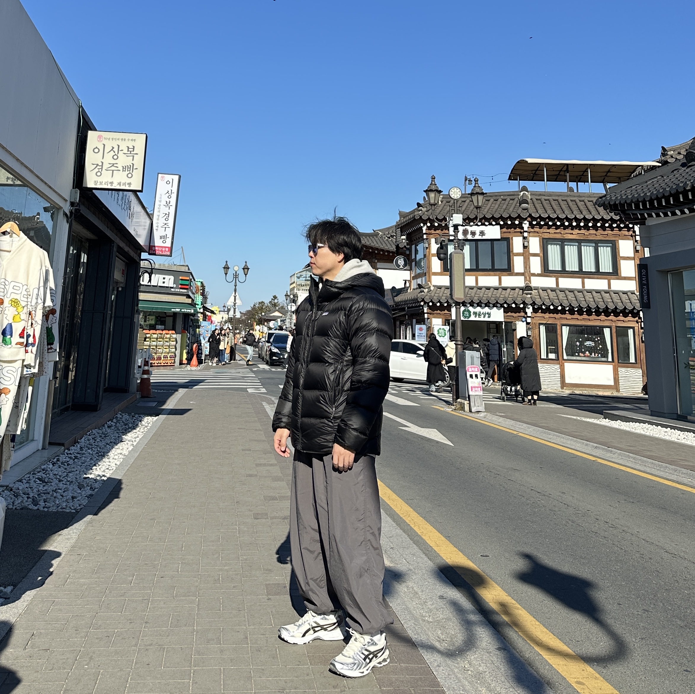 Patagonia Fitz Roy Down Hoody Black, Asics Gel-Kayano 14 Cream Black 착용 스타일
