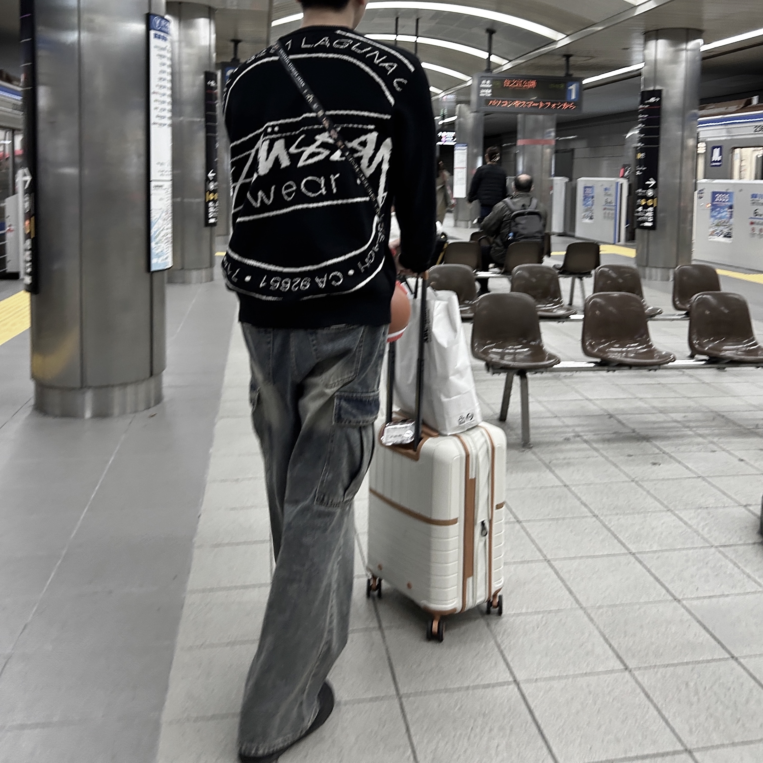Stussy Laguna Icon Sweater Black 착용 스타일