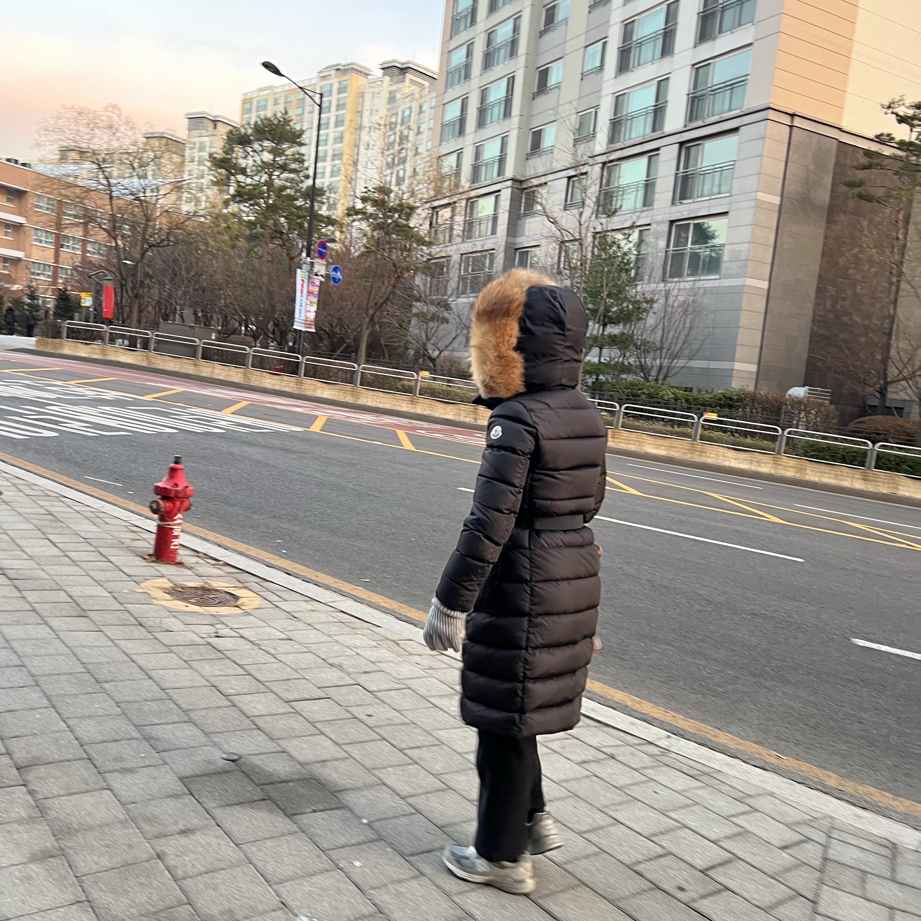 (W) Moncler Khloe Long Down Jacket Black - 22FW, (W) New Balance 993 Made in USA Grey - B Standard 착용 스타일