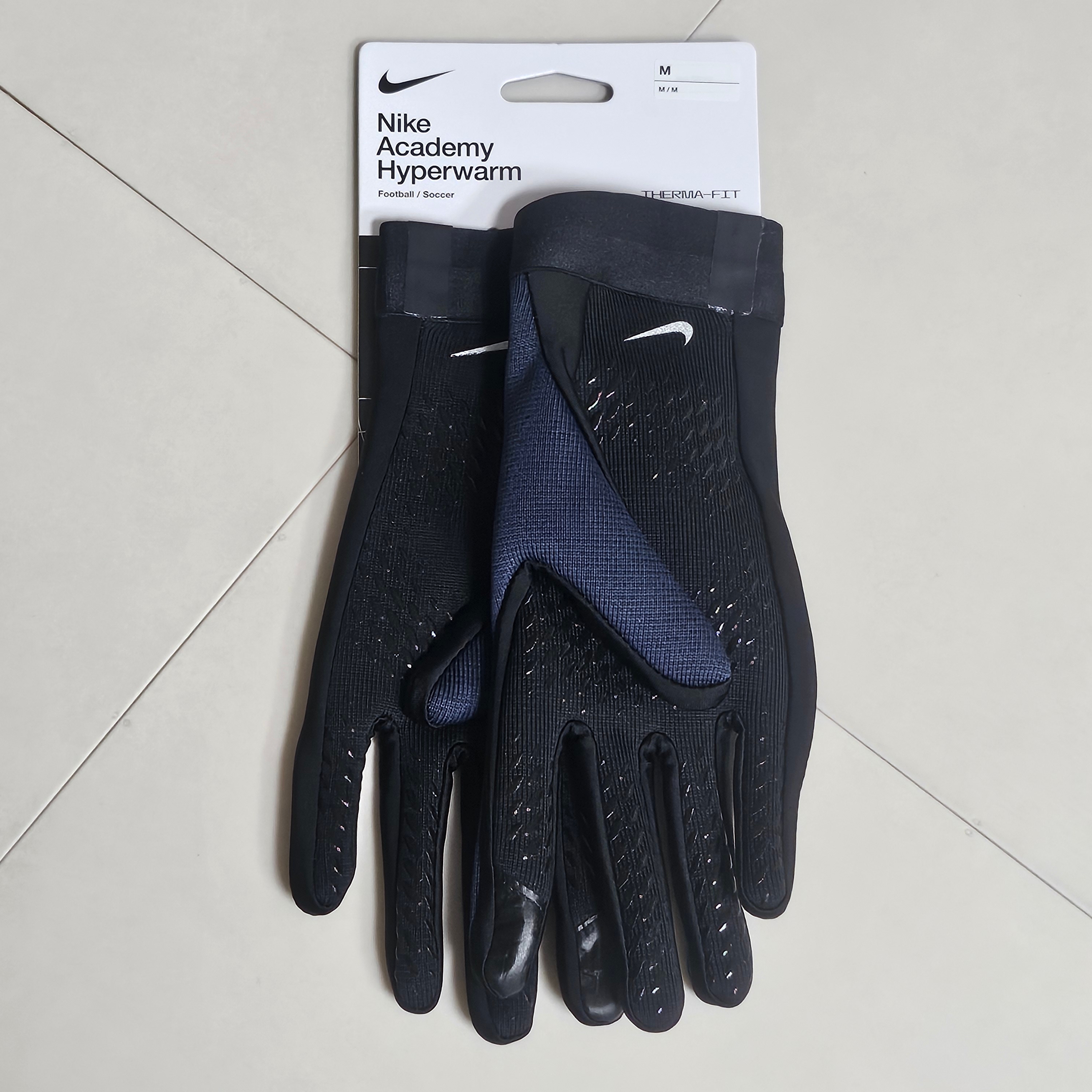 Nike Therma-Fit Academy Football Gloves Navy 착용 스타일