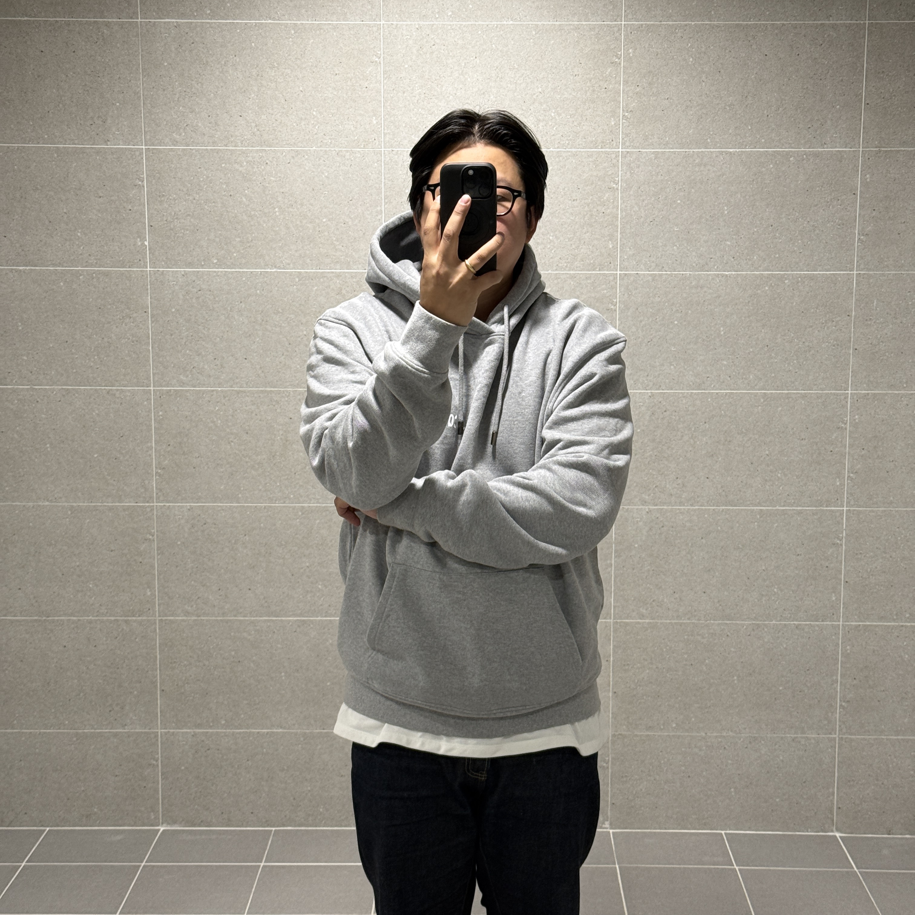 Jacquemus Le Sweatshirt Printed Logo Hoodie Grey, Nanamica Kodenshi Pocket T-Shirt White 착용 스타일
