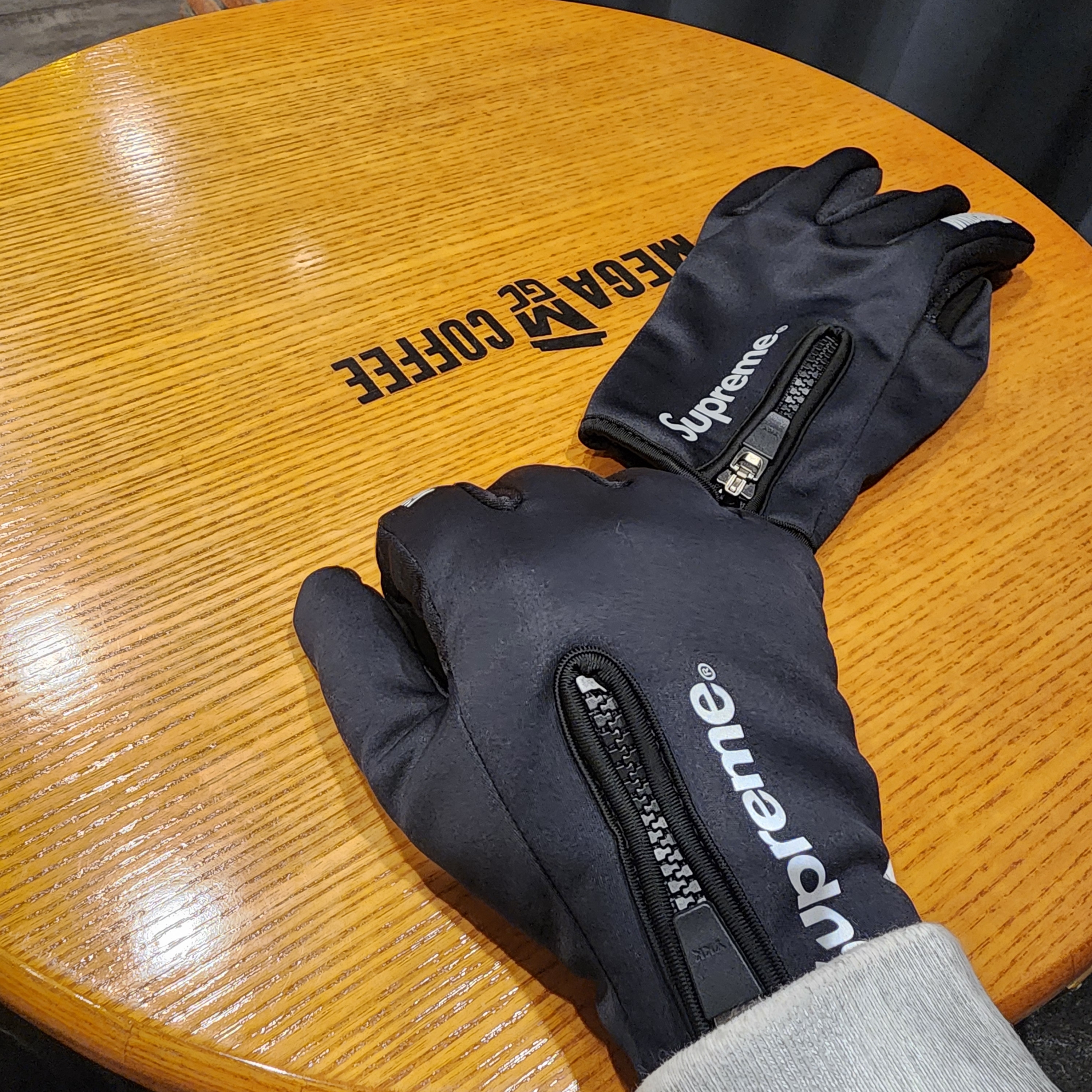 Supreme Windstopper Zip Gloves Black - 24FW 착용 스타일 - 2