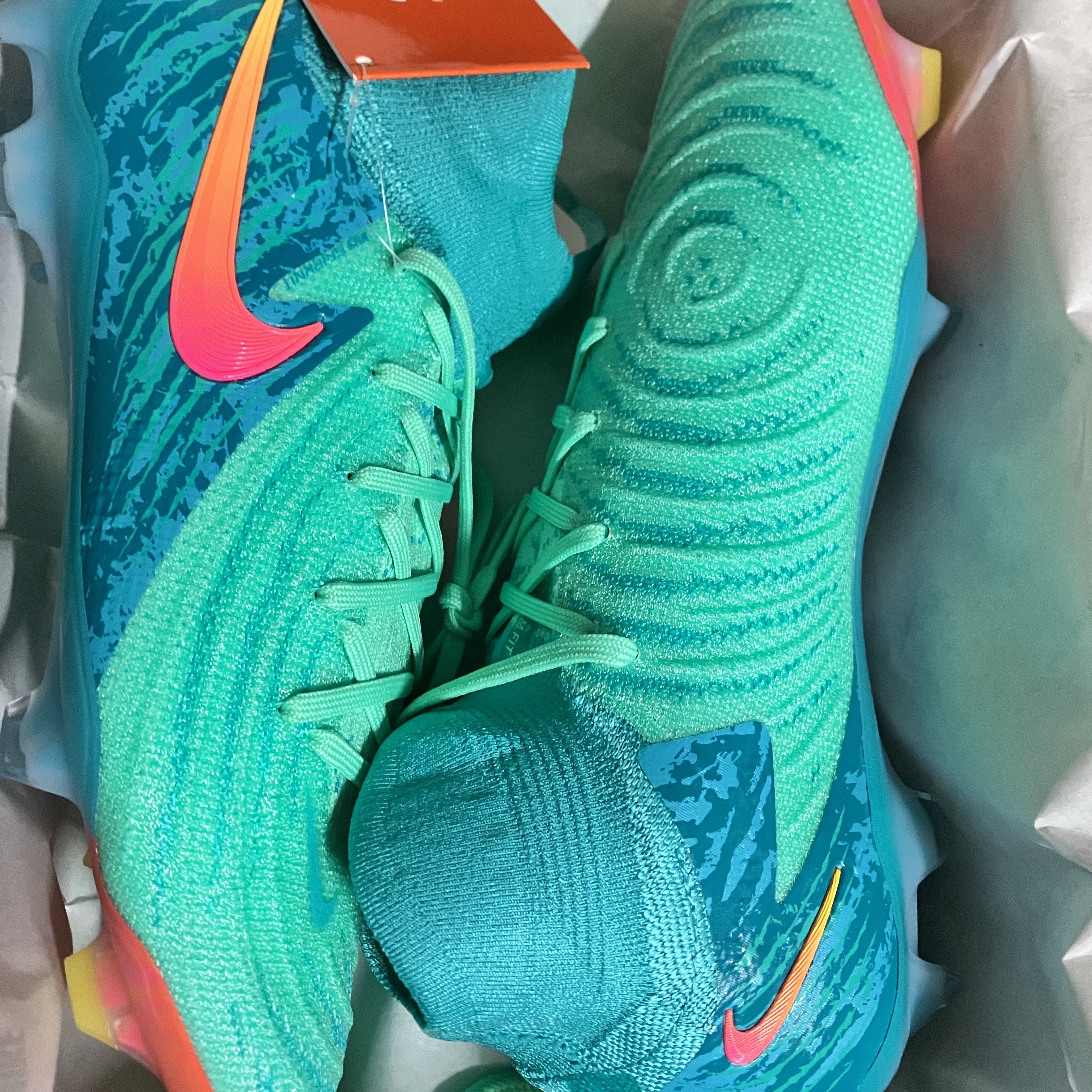 Nike Phantom Luna 2 Elite LV8 FG Green Glow 착용 스타일