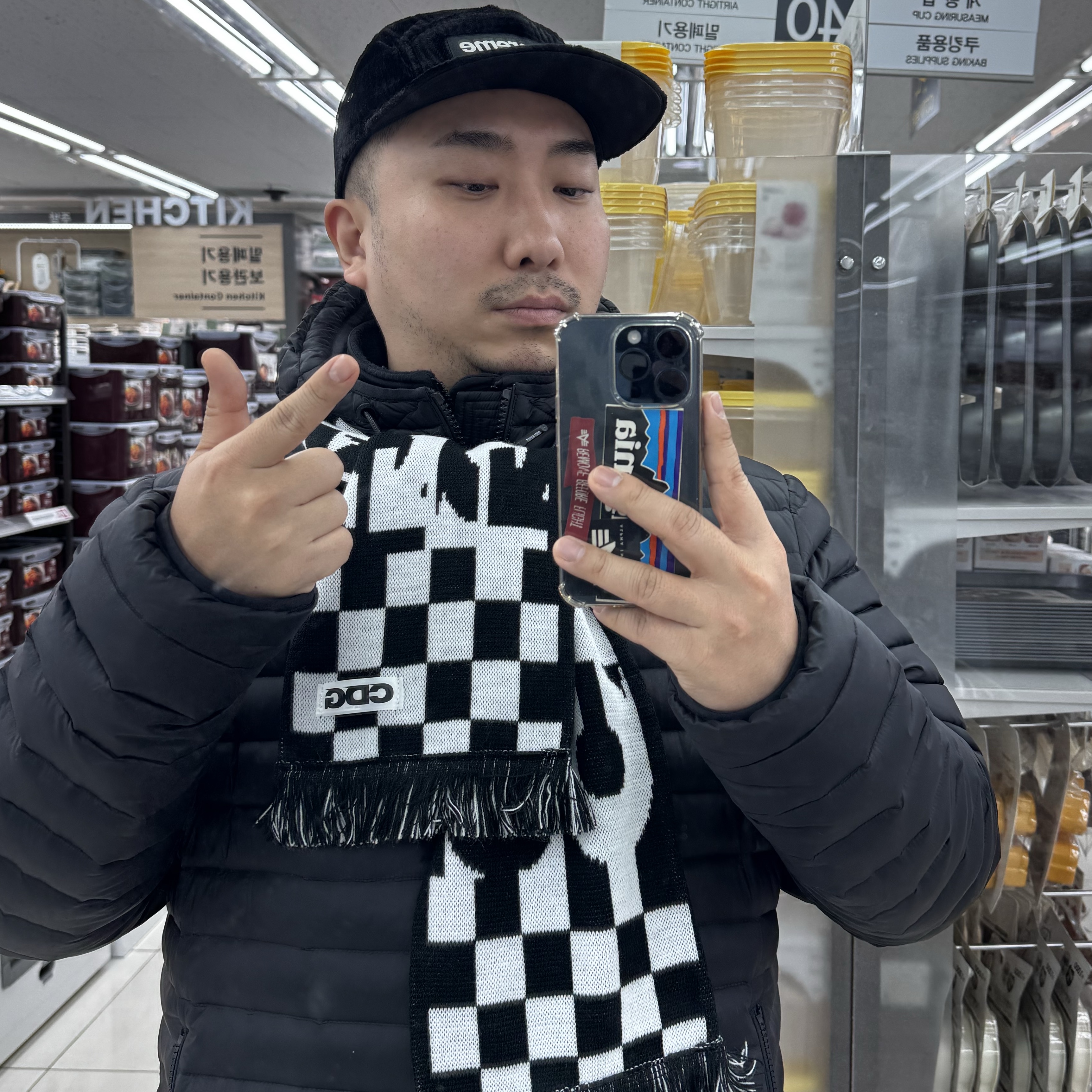 CDG Logo Check Muffler White Black, Moose Knuckles Lightweight Down Jacket Black 착용 스타일