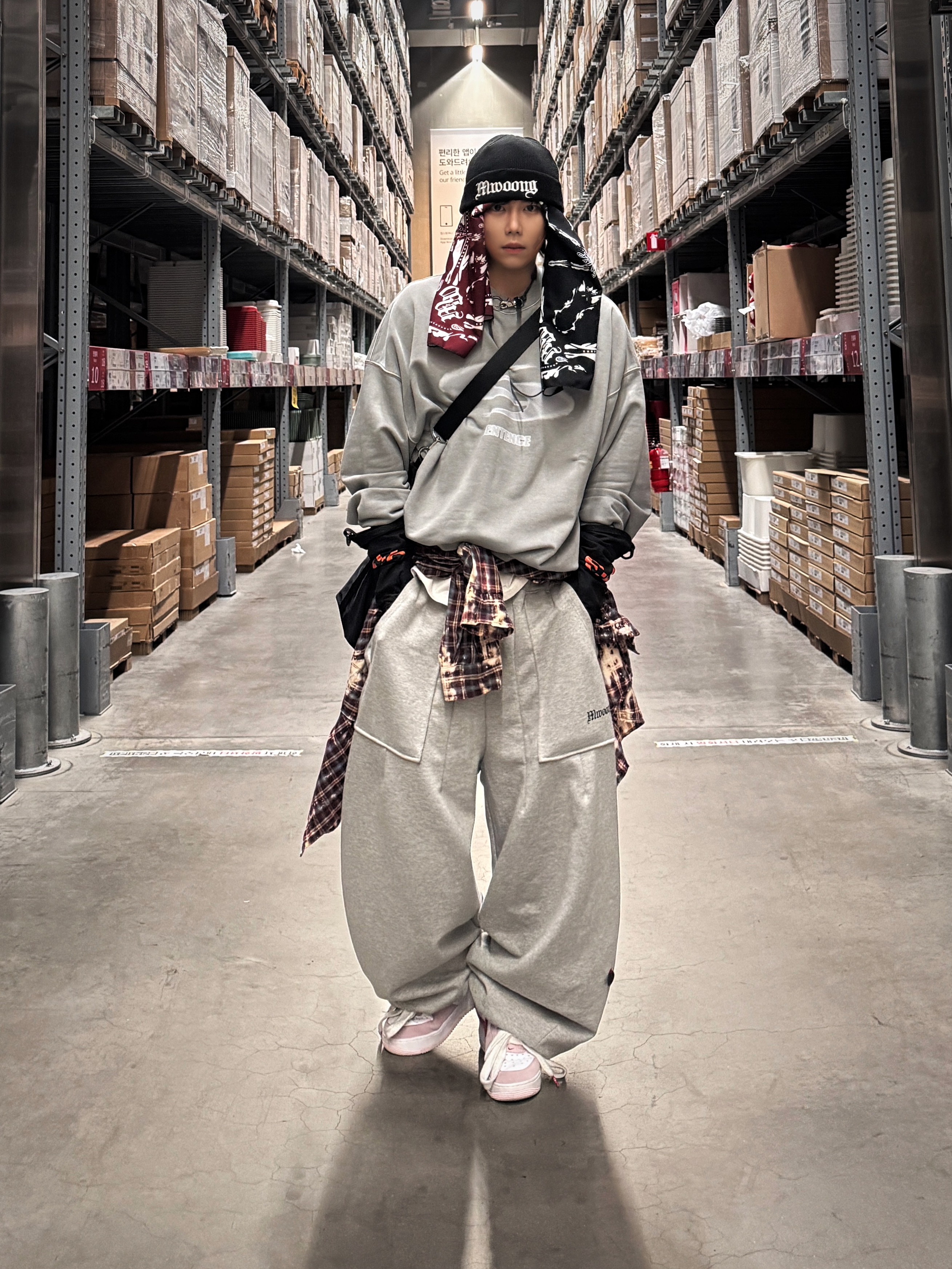 Nike Air Force 1 '07 QS Valentine's Day, Nos Couleurs Bleached Bite Shirts Burgundy 착용 스타일 - 1