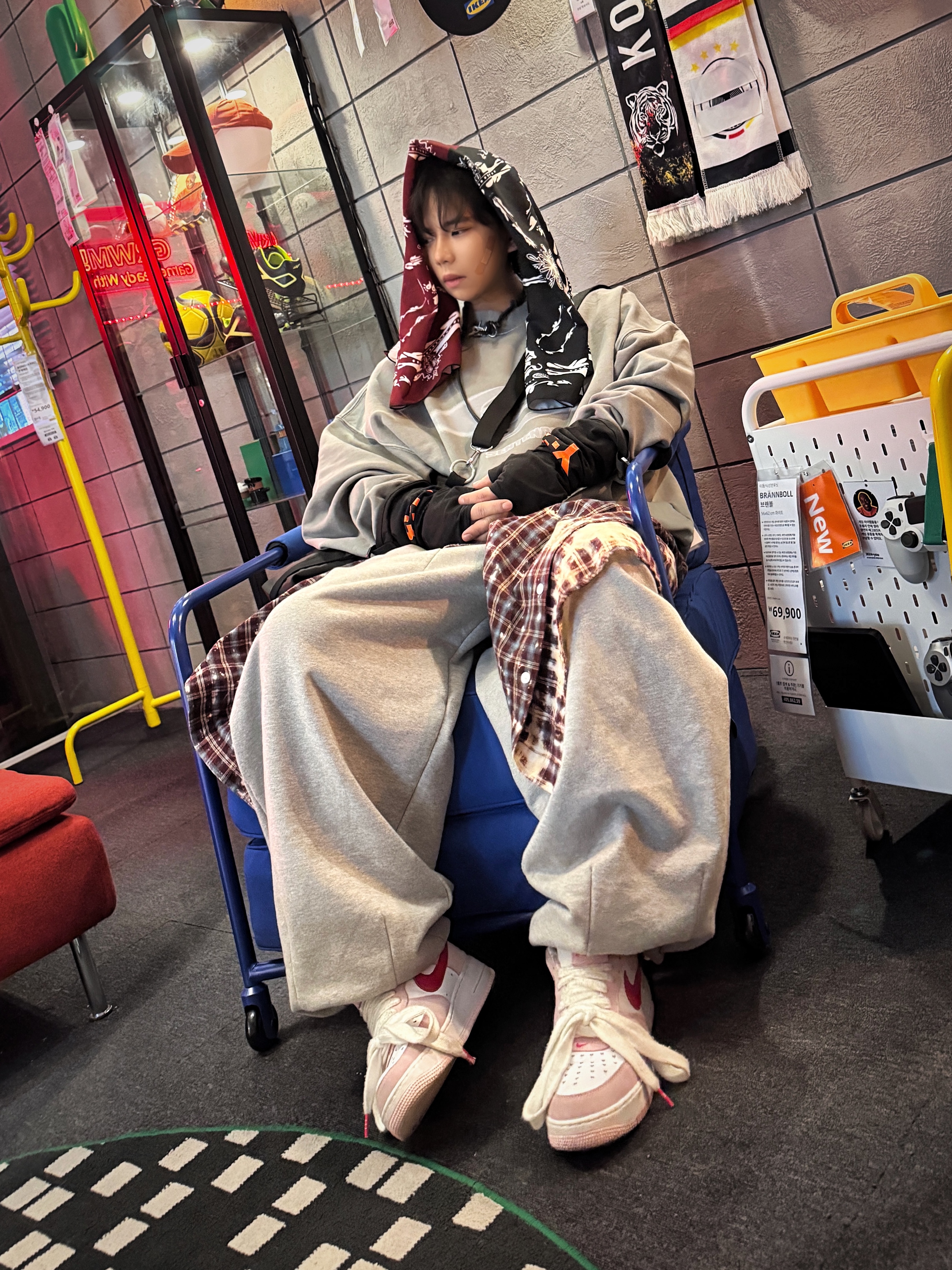 Nike Air Force 1 '07 QS Valentine's Day, Nos Couleurs Bleached Bite Shirts Burgundy 착용 스타일 - 5