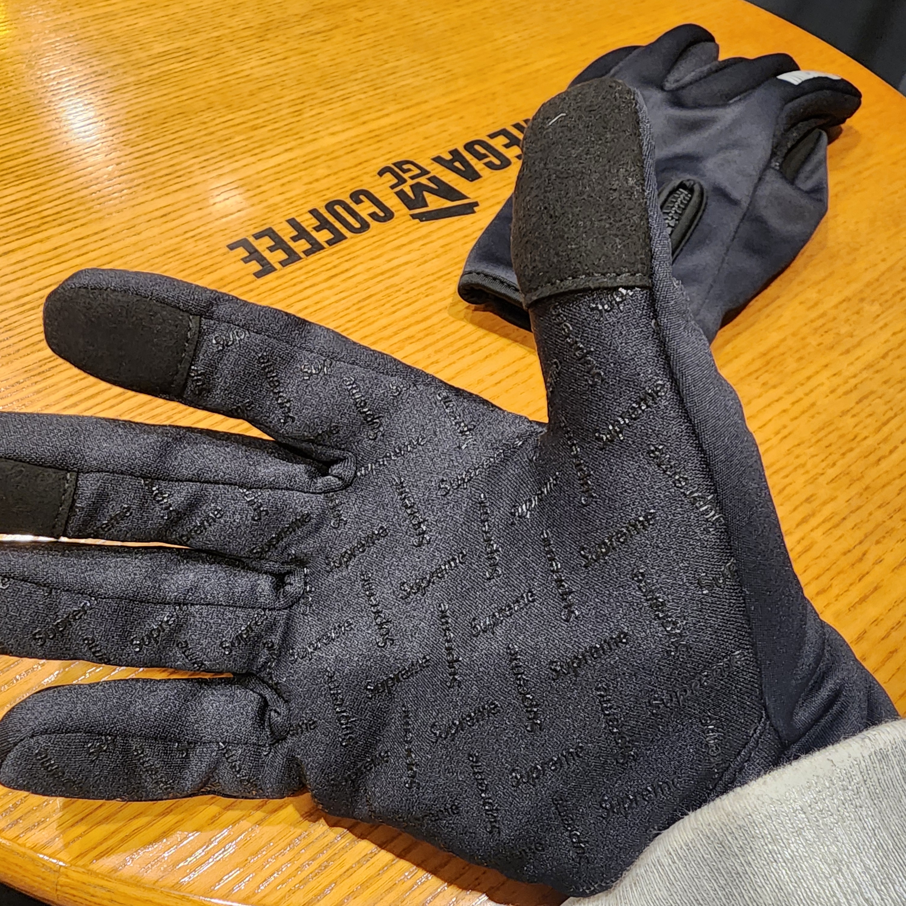 Supreme Windstopper Zip Gloves Black - 24FW 착용 스타일 - 4