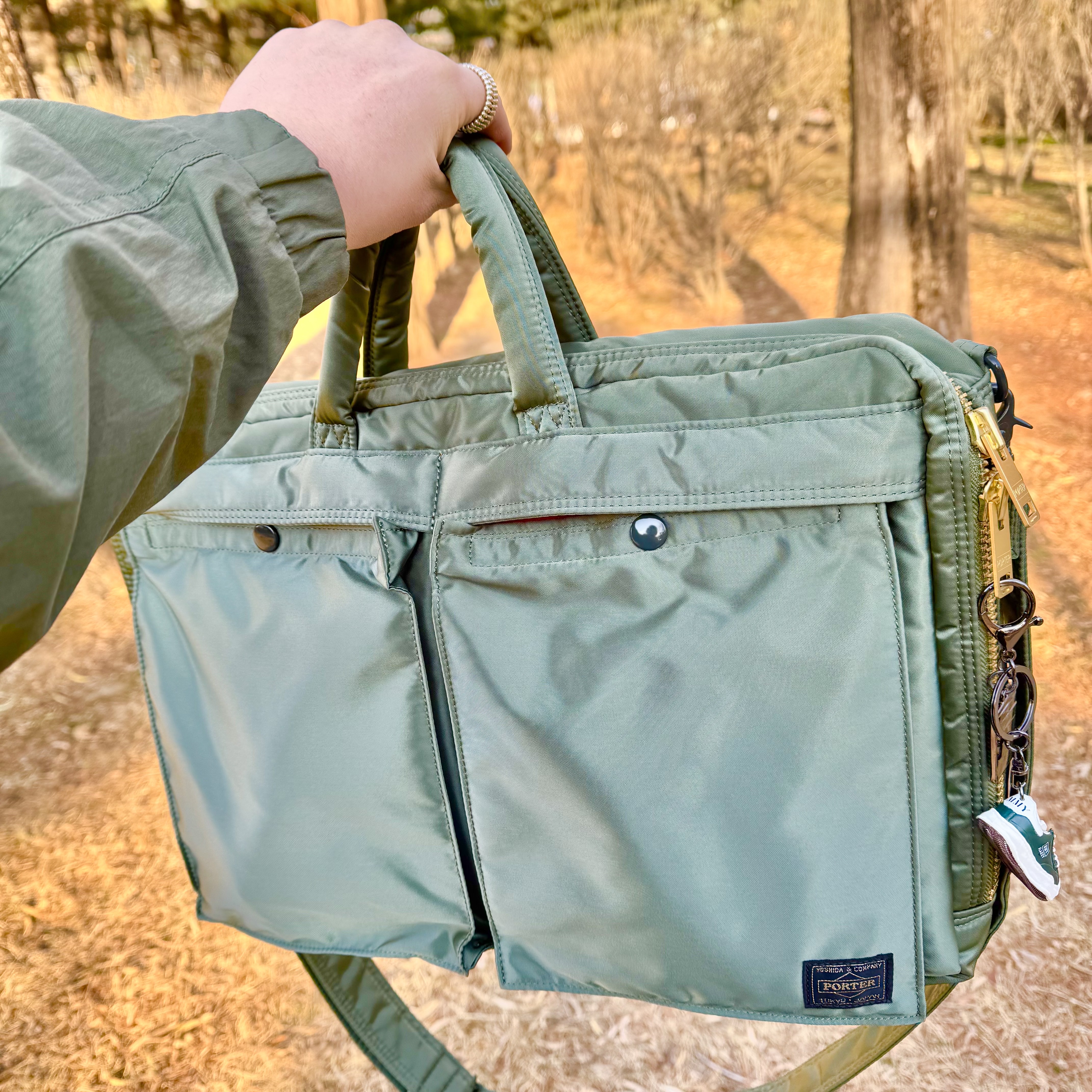 Apple AirPods Max USB C Starlight (Korean Ver.), Porter Tanker 2Way Briefcase Sage Green 착용 스타일 - 4
