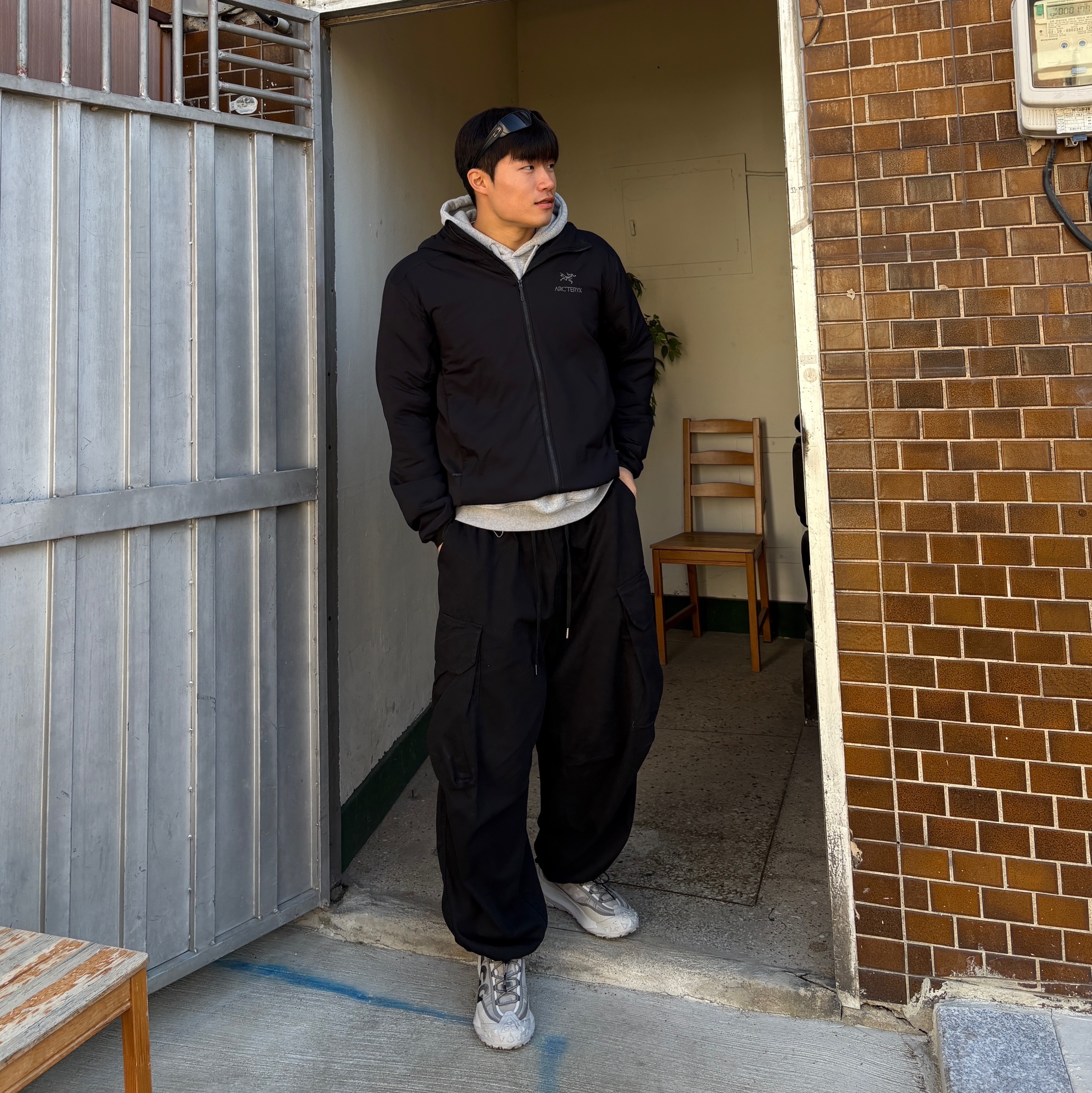 Arc'teryx Atom Hoody Black, Nike ACG Mountain Fly 2 Low Light Iron Ore Black 착용 스타일