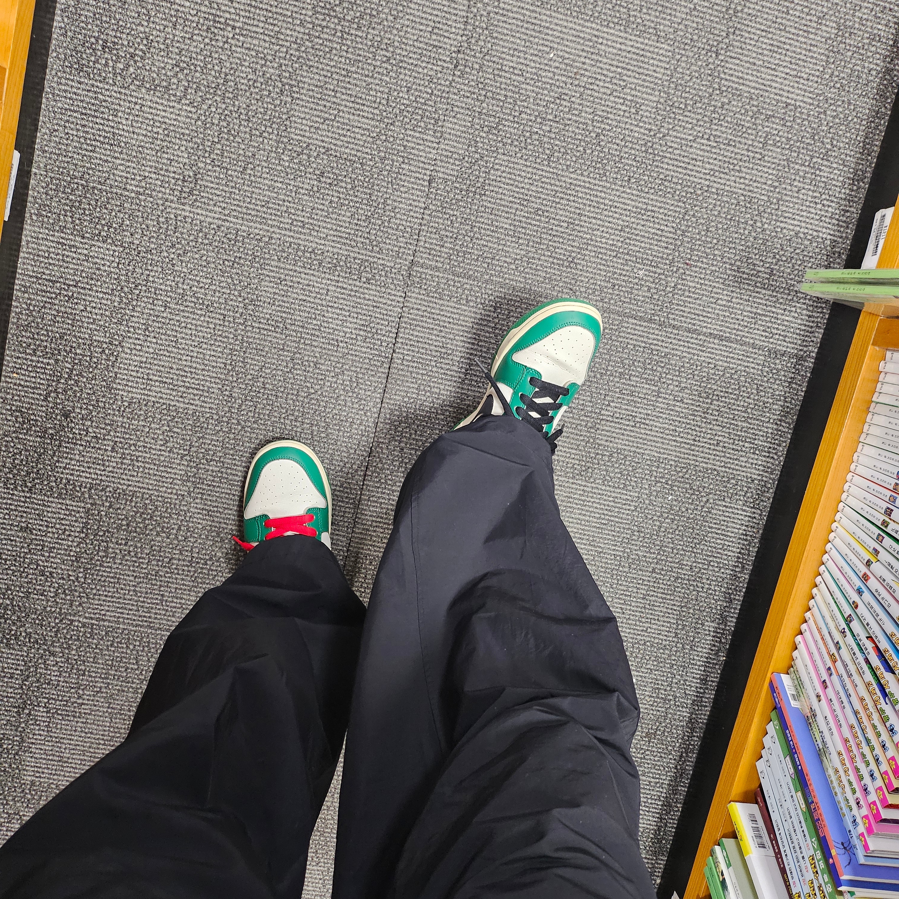 (PS) New Balance FuelCell 990v6 Hook and Loop Grey, Nike Dunk Low Retro SE Jackpot Malachite 착용 스타일 - 4