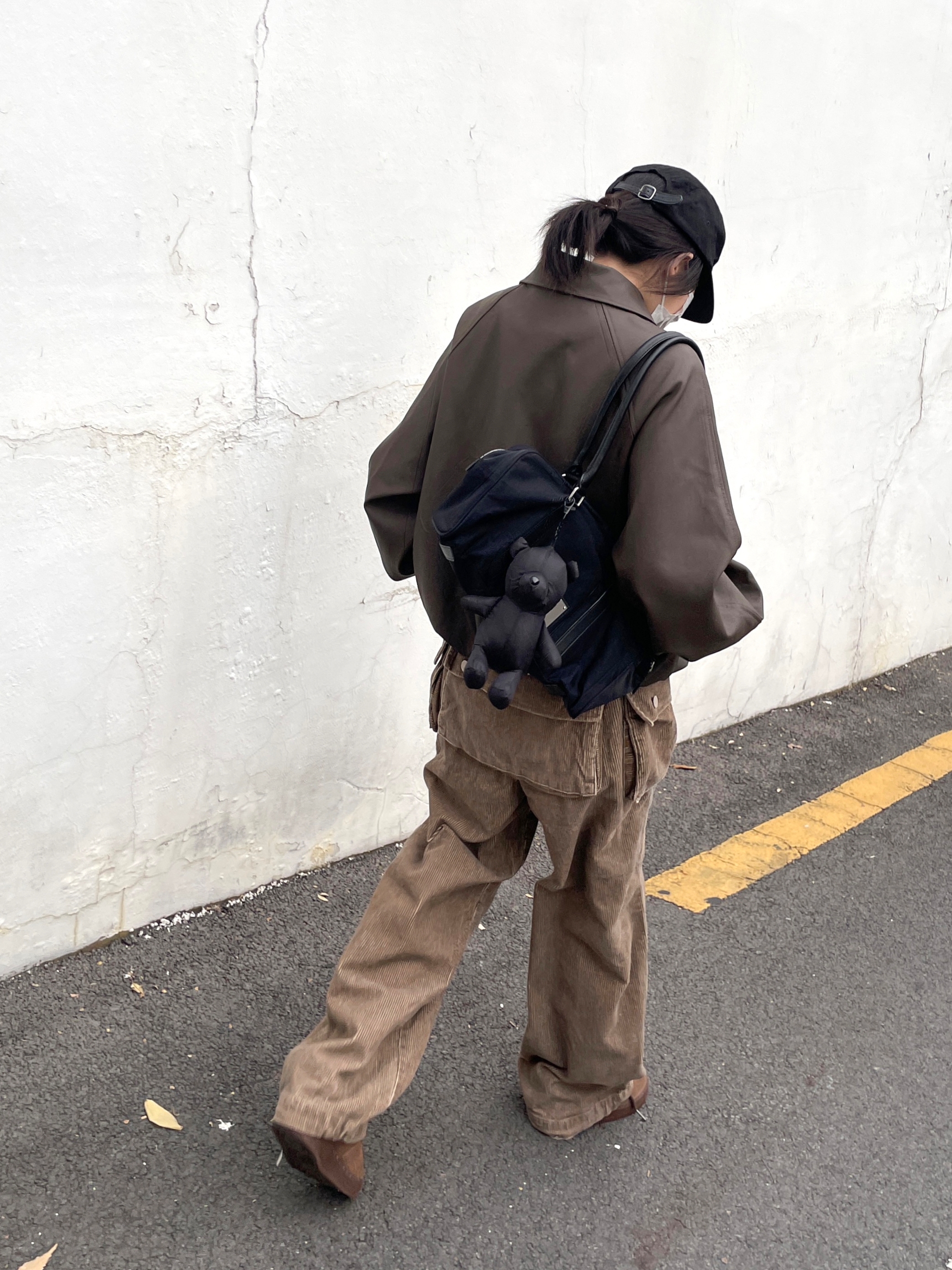 (W) Nike Air Force 1 '07 Cacao Wow, Matin Kim Sporty Tote Bag Black 착용 스타일 - 3