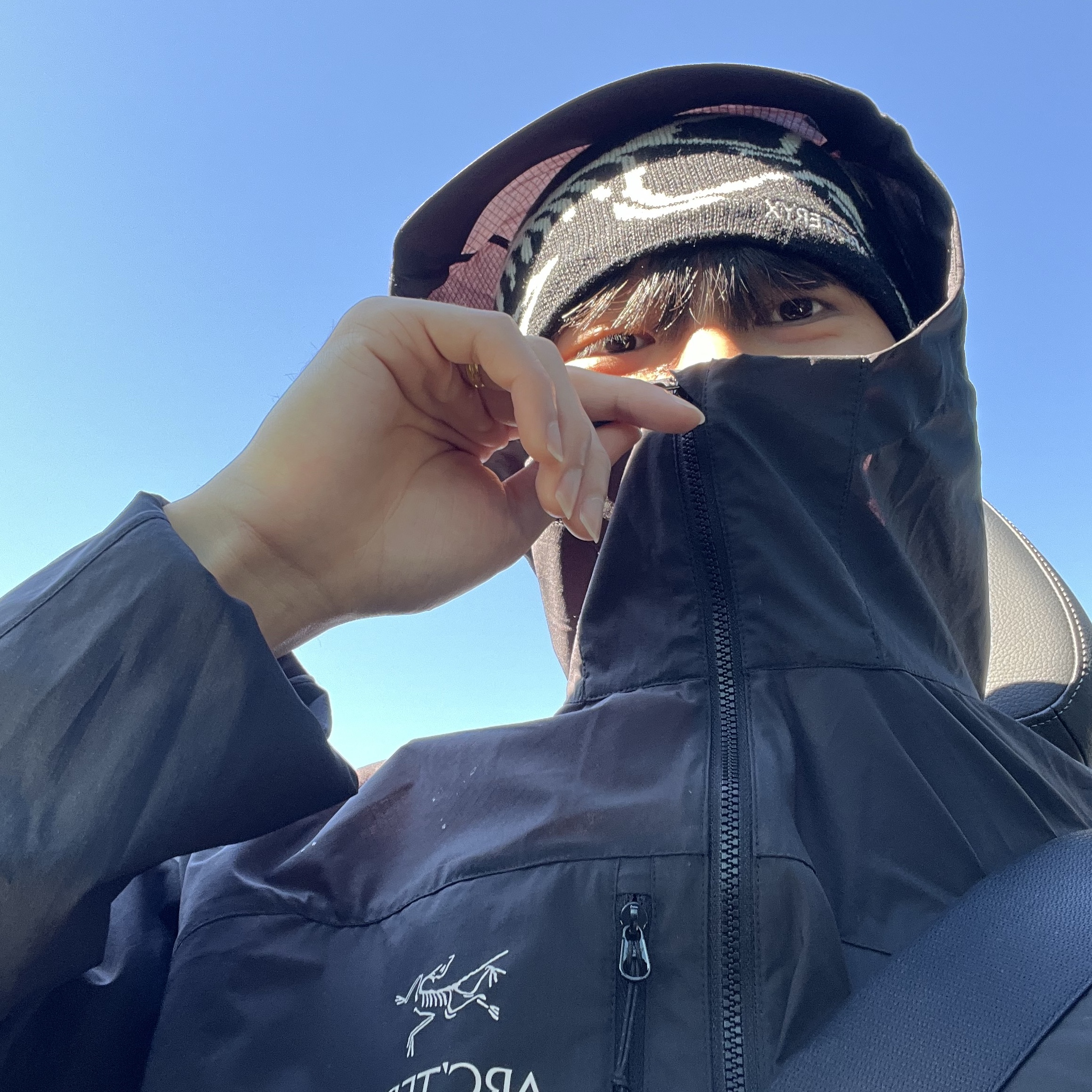 Arc'teryx Squamish Hoody Black, Arc'teryx Bird Head Toque Orca 착용 스타일 - 2