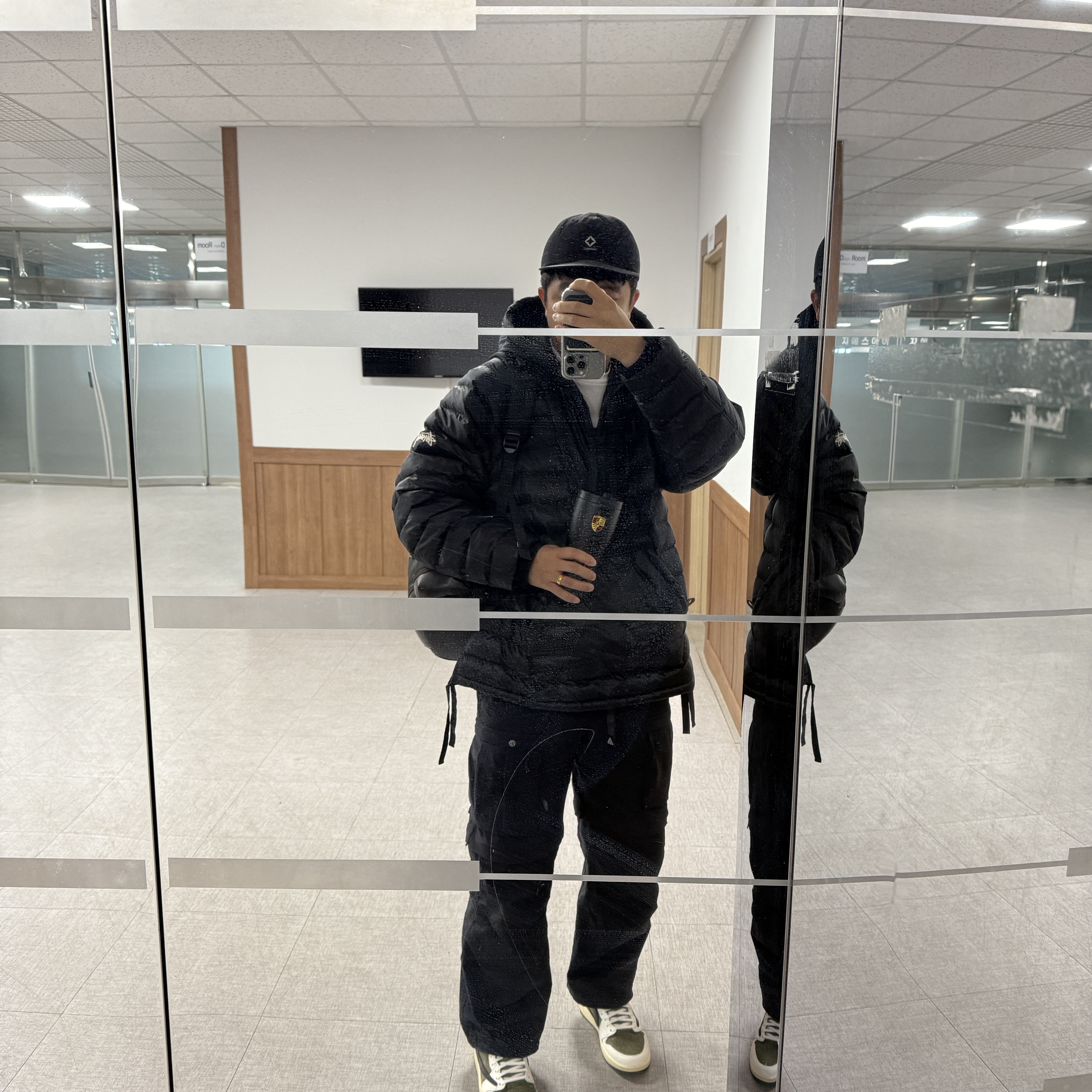 Nike x Stussy Insultd Jacket Black - US/EU, Supreme Small Box L/S T-Shirt White - 24FW 착용 스타일 - 1