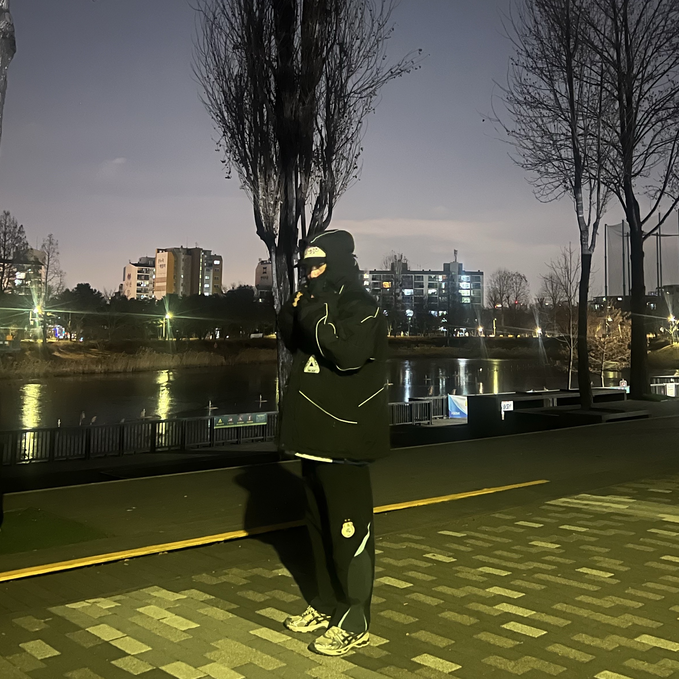 Palace Building Your World Hockey Jersey Blue - 24FW, Palace Pro Shell Jogger Black - 23FW 착용 스타일 - 2