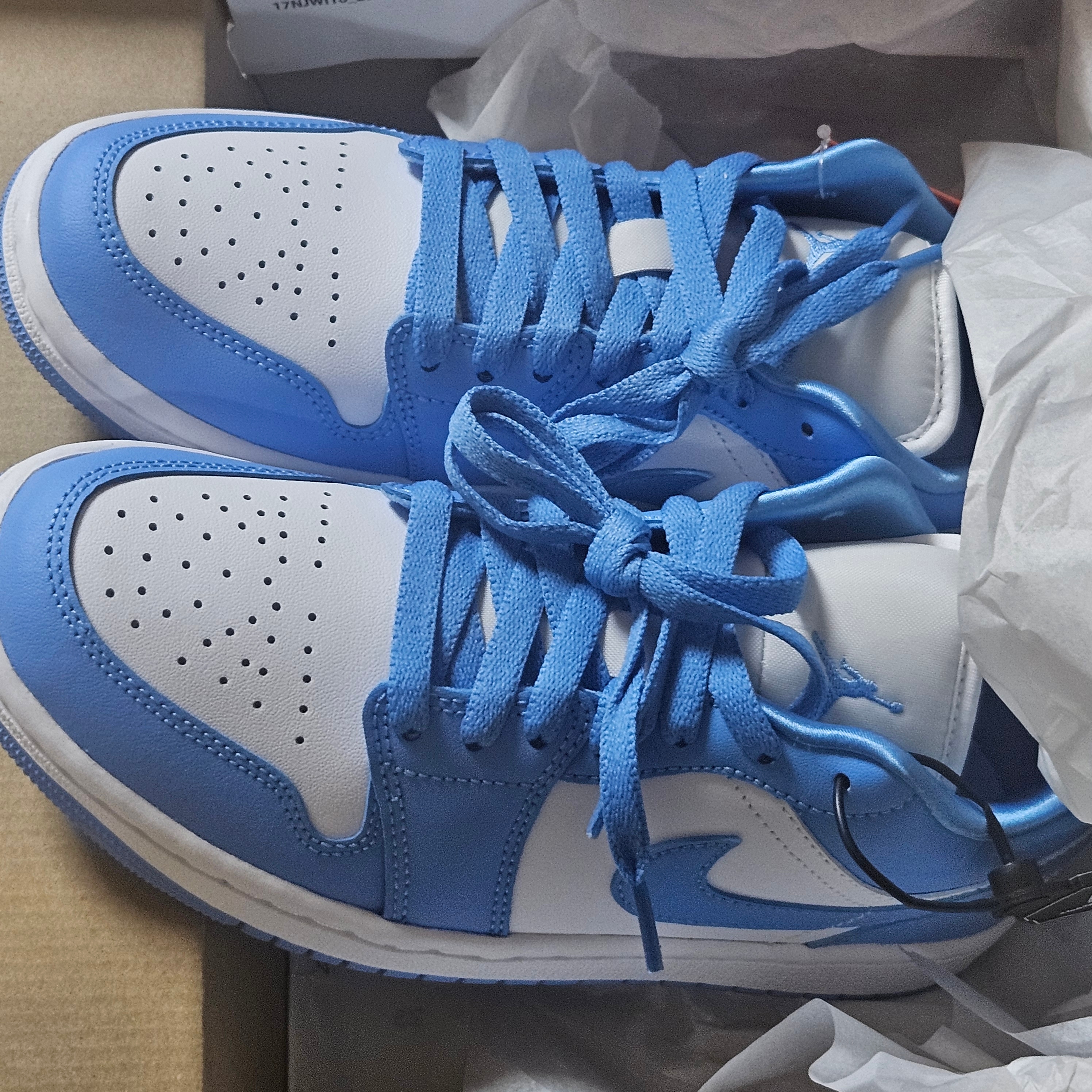 (W) Jordan 1 Low UNC University Blue 착용 스타일 - 1