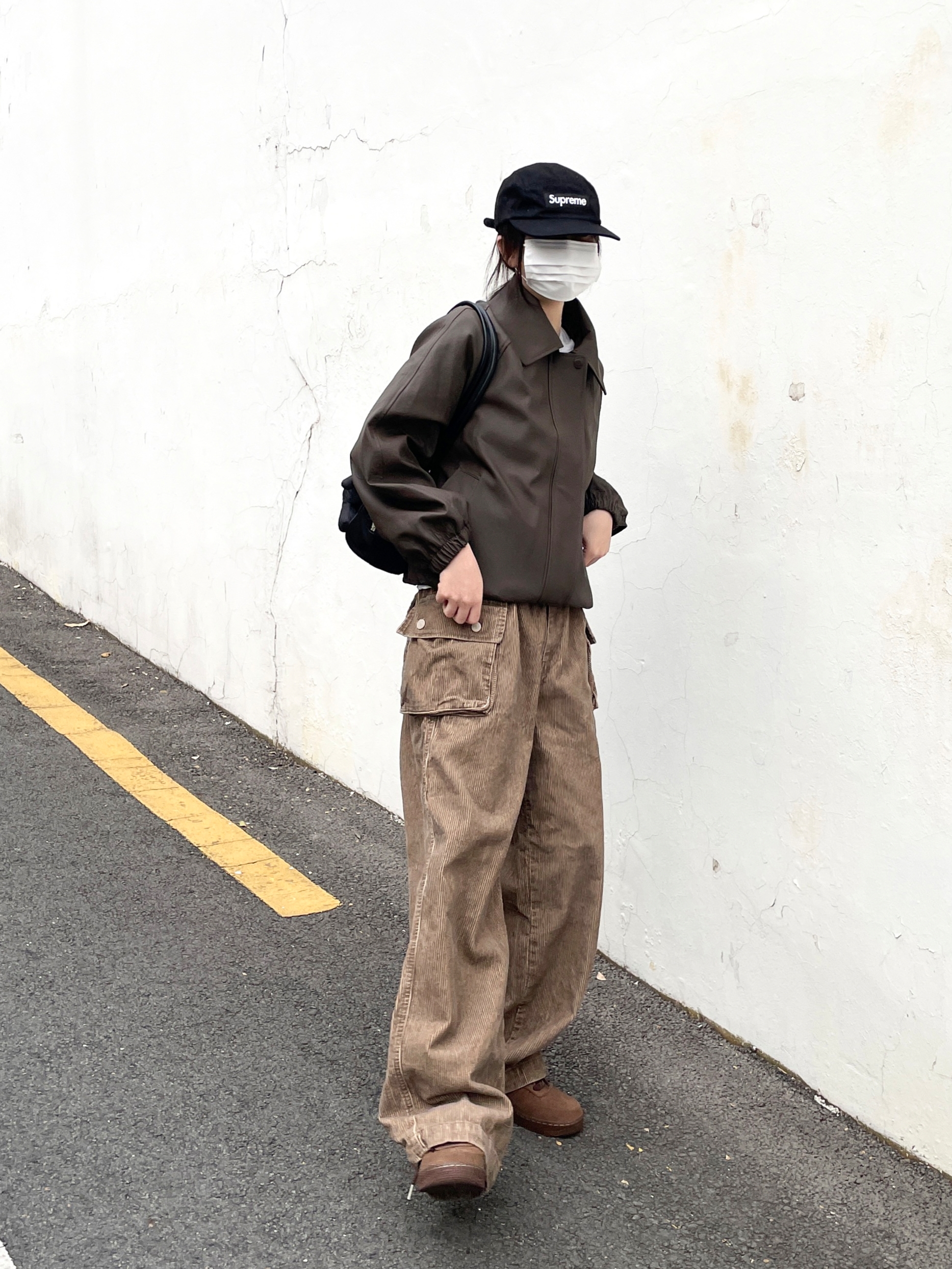 (W) Nike Air Force 1 '07 Cacao Wow, Matin Kim Sporty Tote Bag Black 착용 스타일 - 2