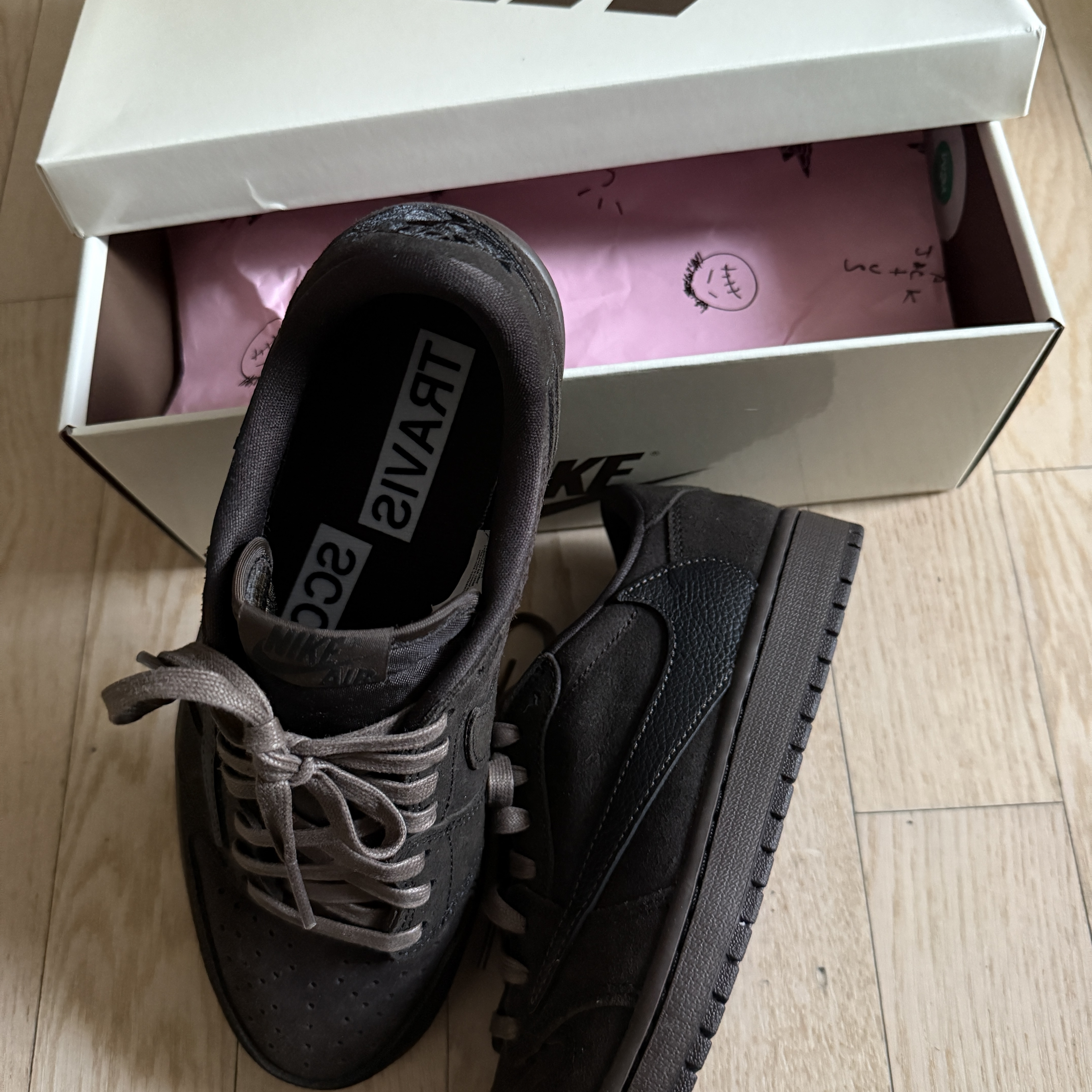 Jordan 1 x Travis Scott Retro Low OG SP Velvet Brown and Dark Mocha 착용 스타일 - 1