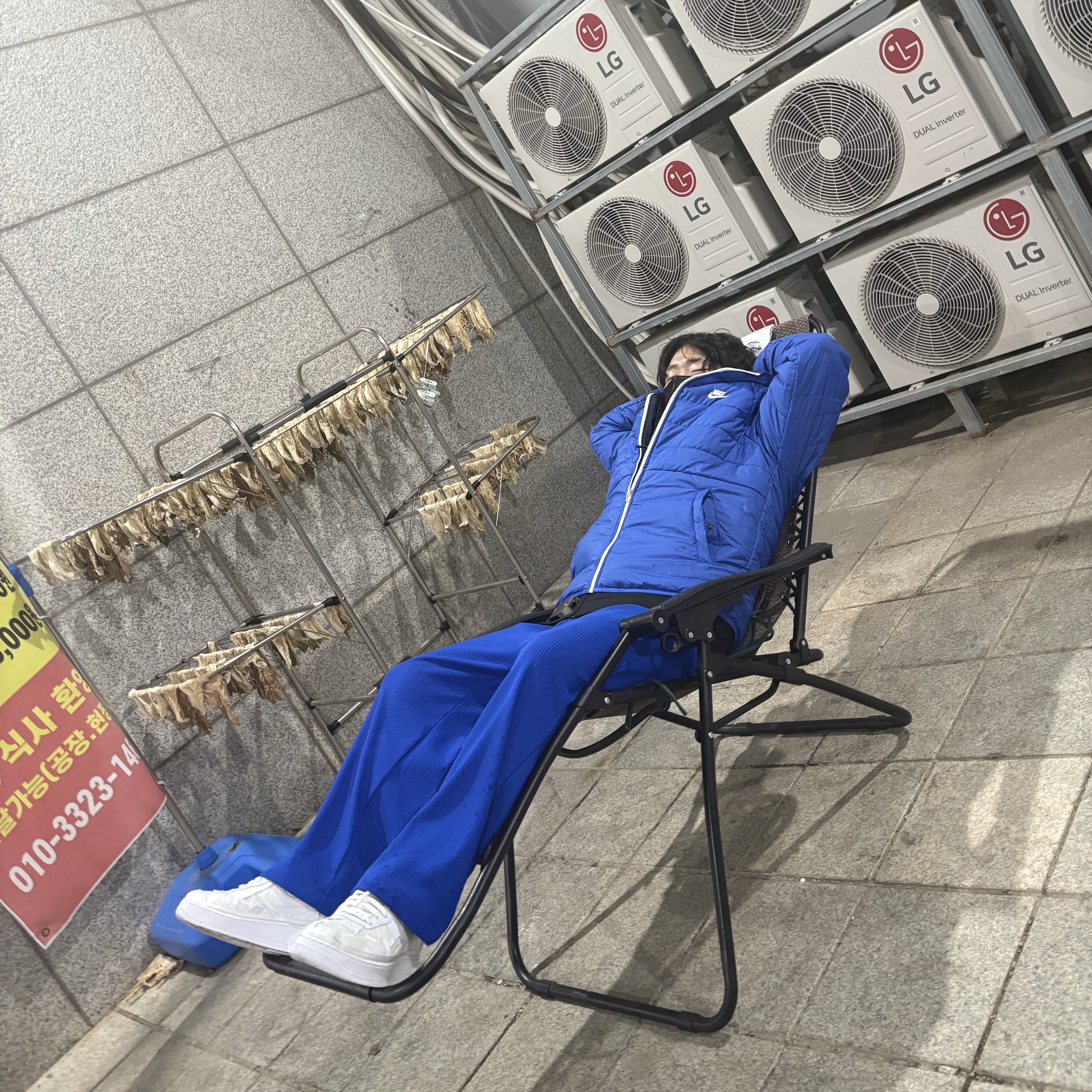 Nike x Billie Eilish Air Force 1 Low SP Triple White 착용 스타일 - 6