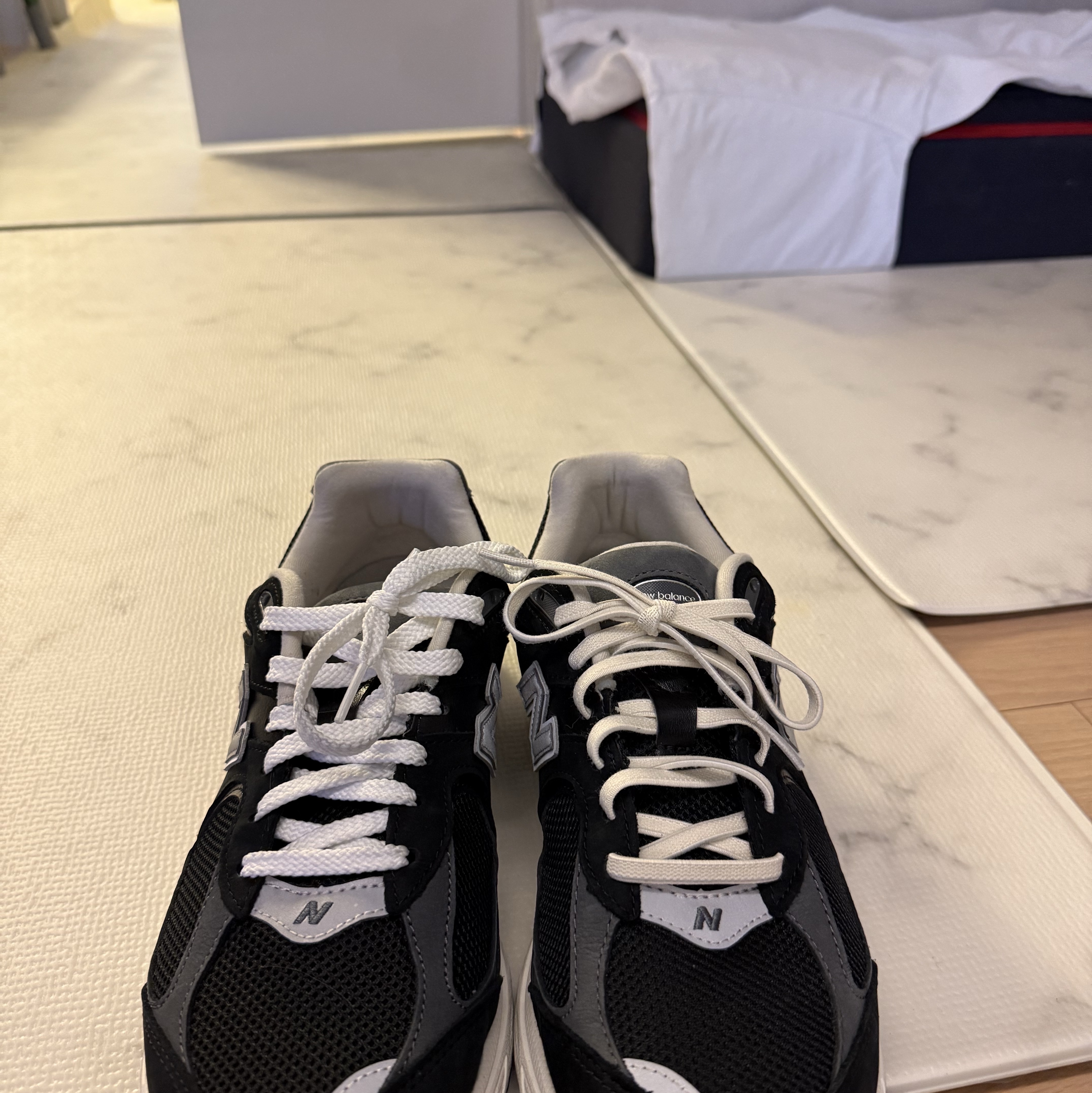 New Balance 2002R Premium Vintage Black 착용 스타일 - 1