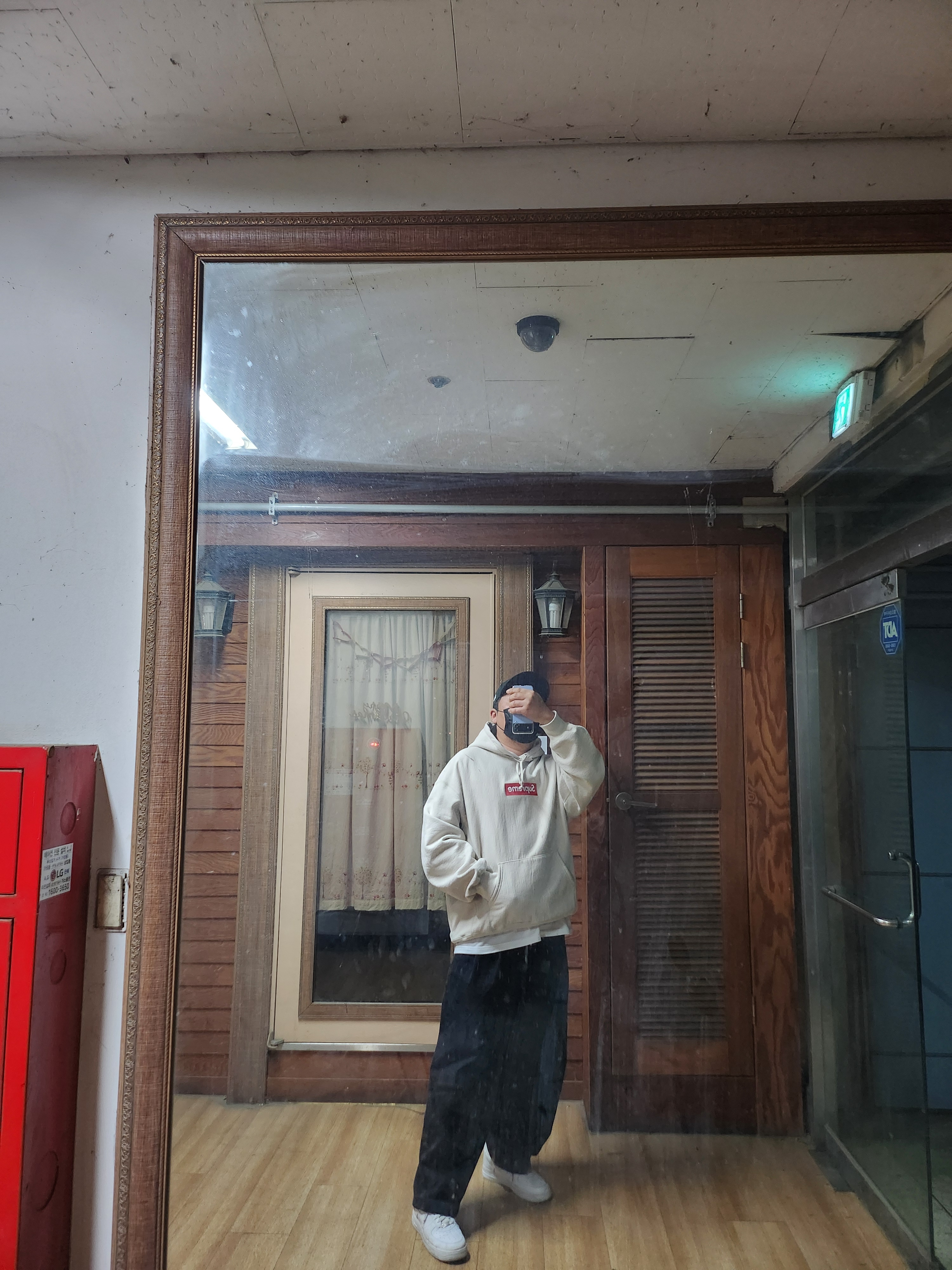 Supreme Box Logo Hooded Sweatshirt Stone - 24FW, Nike x Supreme Air Force 1 Low White 착용 스타일 - 1