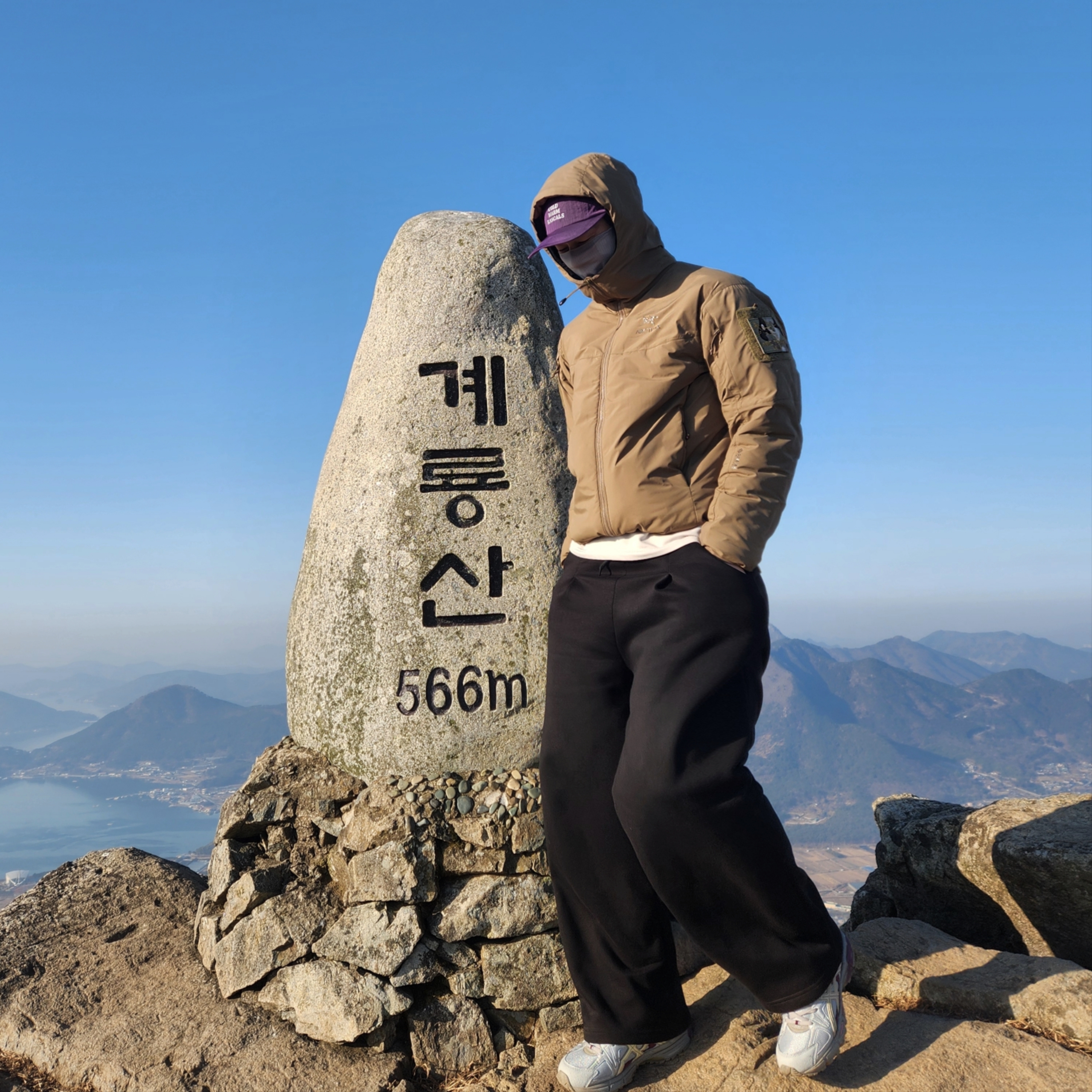 Arc'teryx LEAF Cold WX Hoody LT Gen 2 Crocodile, (W) Asics Gel-Kahana 8 Gray 착용 스타일 - 2