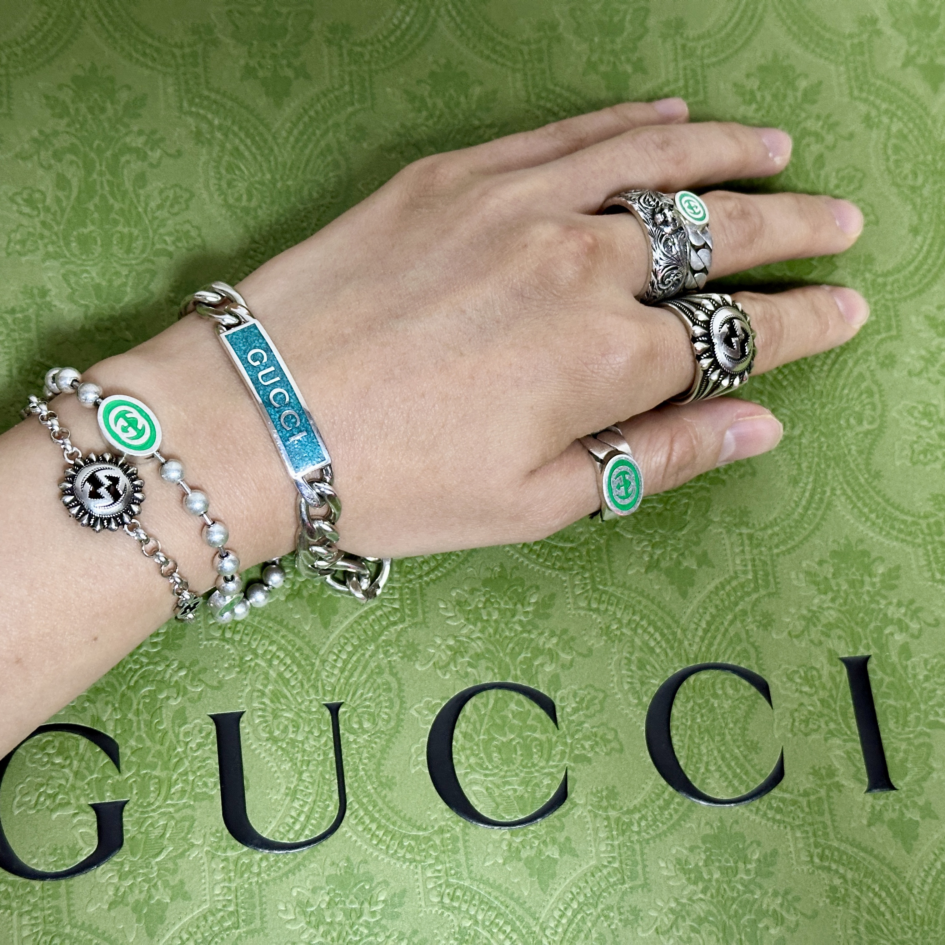 Gucci Logo Enamel Bracelet Silver, Gucci Interlocking G Boule Chain Bracelet Silver 착용 스타일 - 1