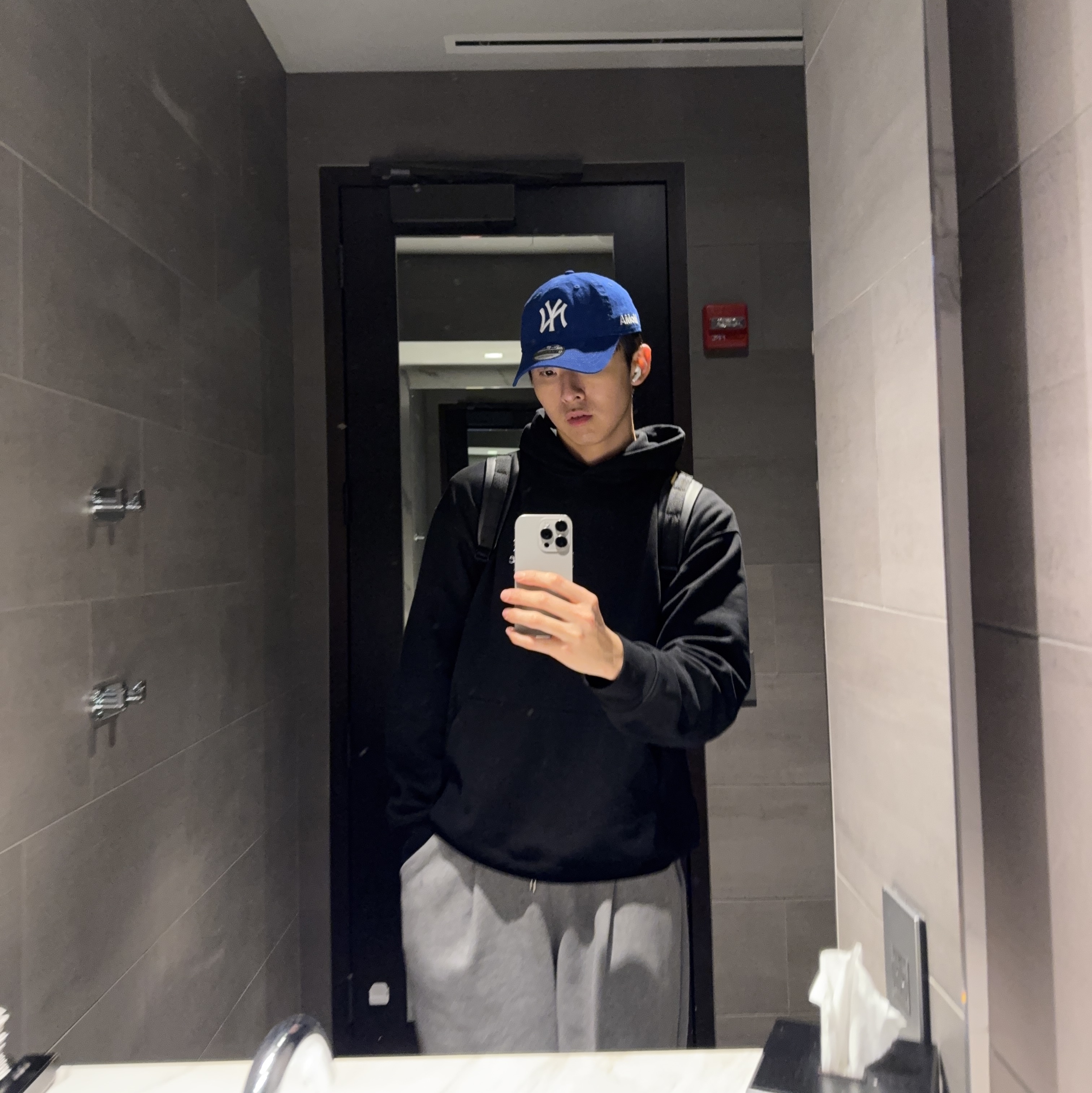 New Era x MoMA New York Yankees Cap Bright Royal 착용 스타일 - 2