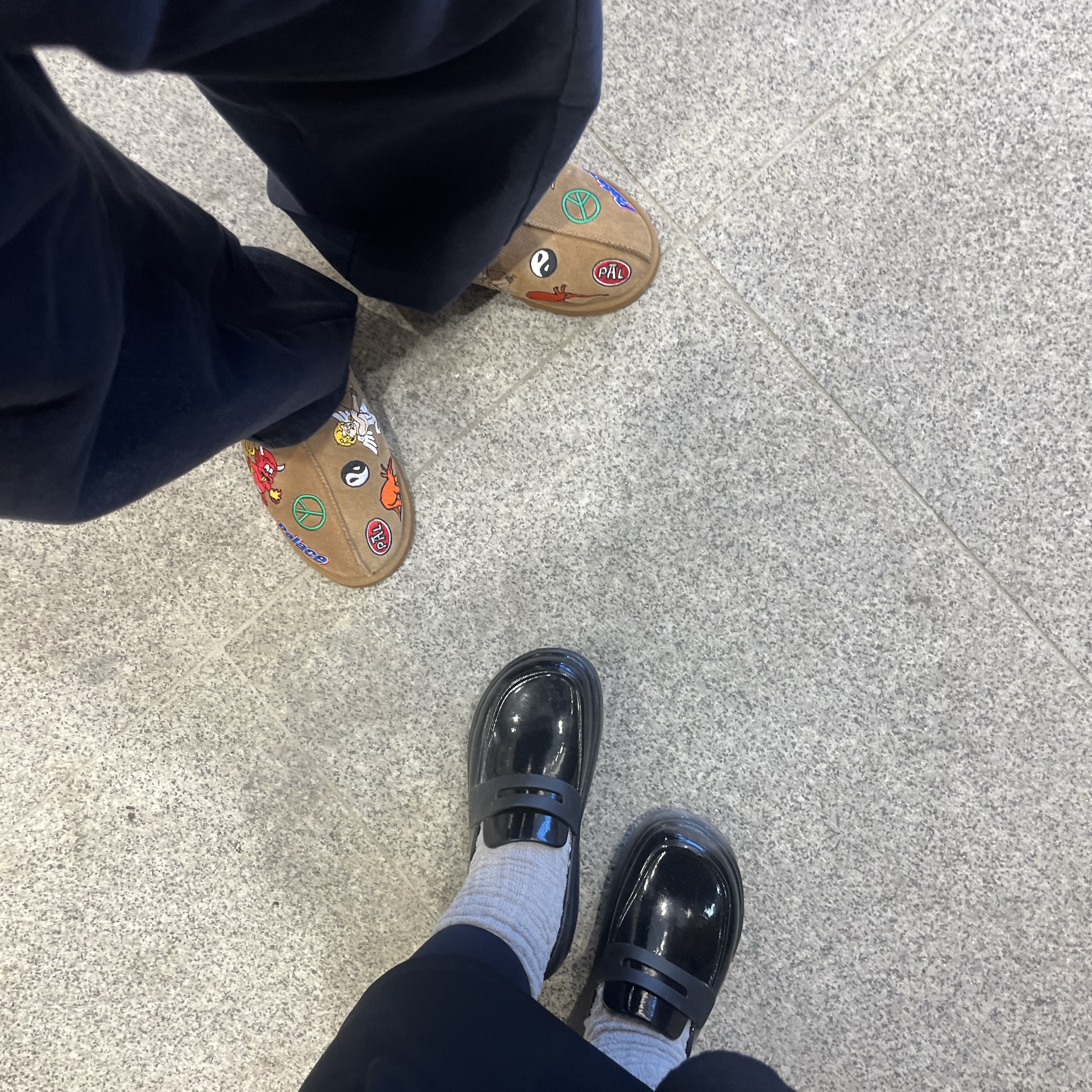 Crocs Stomp High Shine Loafer Black, UGG x Palace Tasman Slipper Chestnut 착용 스타일 - 1