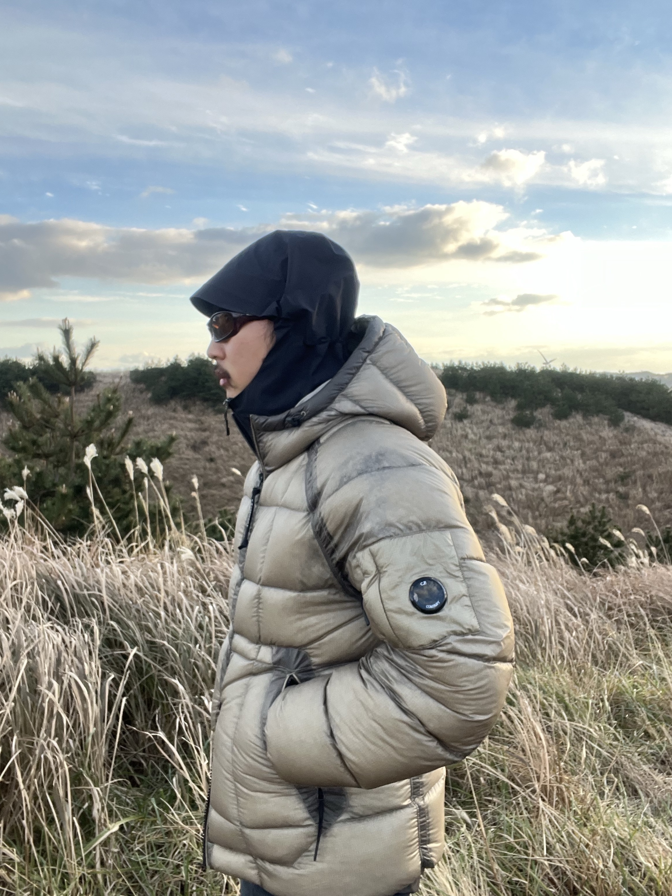 C.P. Company D.D. Shell Hooded Medium Down Jacket Vintage Khaki Beige - 24FW, Roa Beanie Logo Black 착용 스타일 - 4