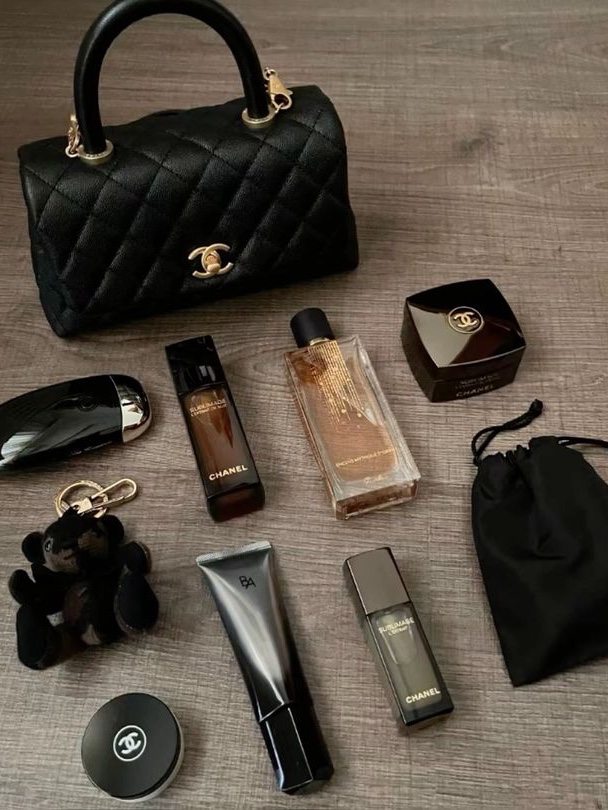 Saint Laurent Le 5 A 7 in Lizard Shiny Leather Black, Chanel Les Beiges Healthy Glow Natural Eyeshadow Palette Tender 착용 스타일 - 3