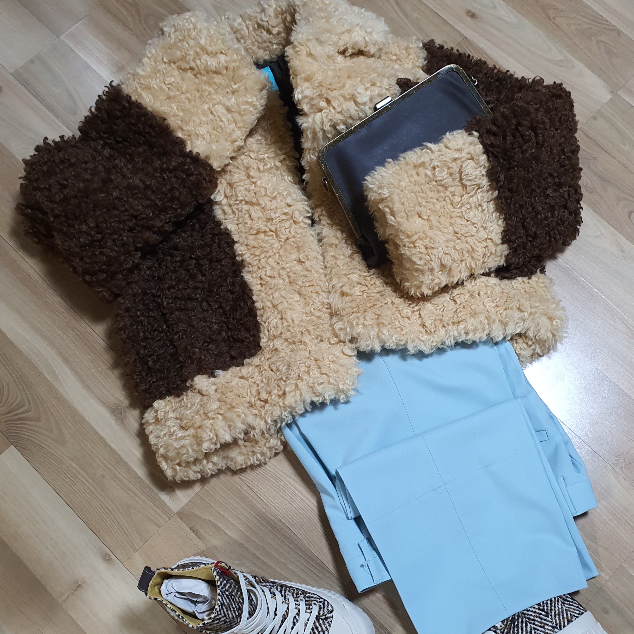 Zara x Harry Lambert Semi Hard Leather Crossbody Bag Brown, Zara x Harry Lambert Faux Fur Jacket Brown 착용 스타일 - 1
