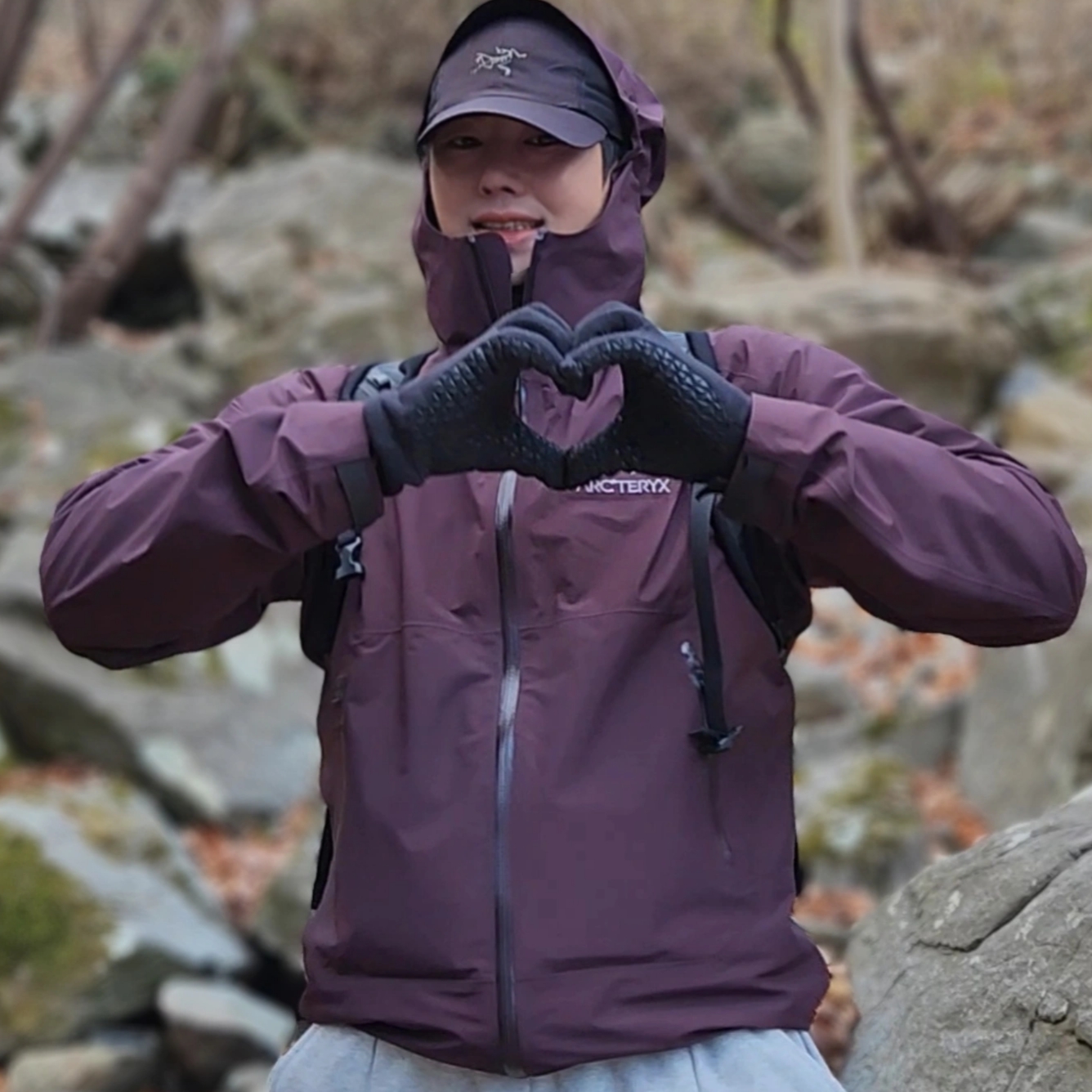 Arc'teryx Zeta SL Jacket Black, Arc'teryx Norvan Cap Black 착용 스타일 - 2