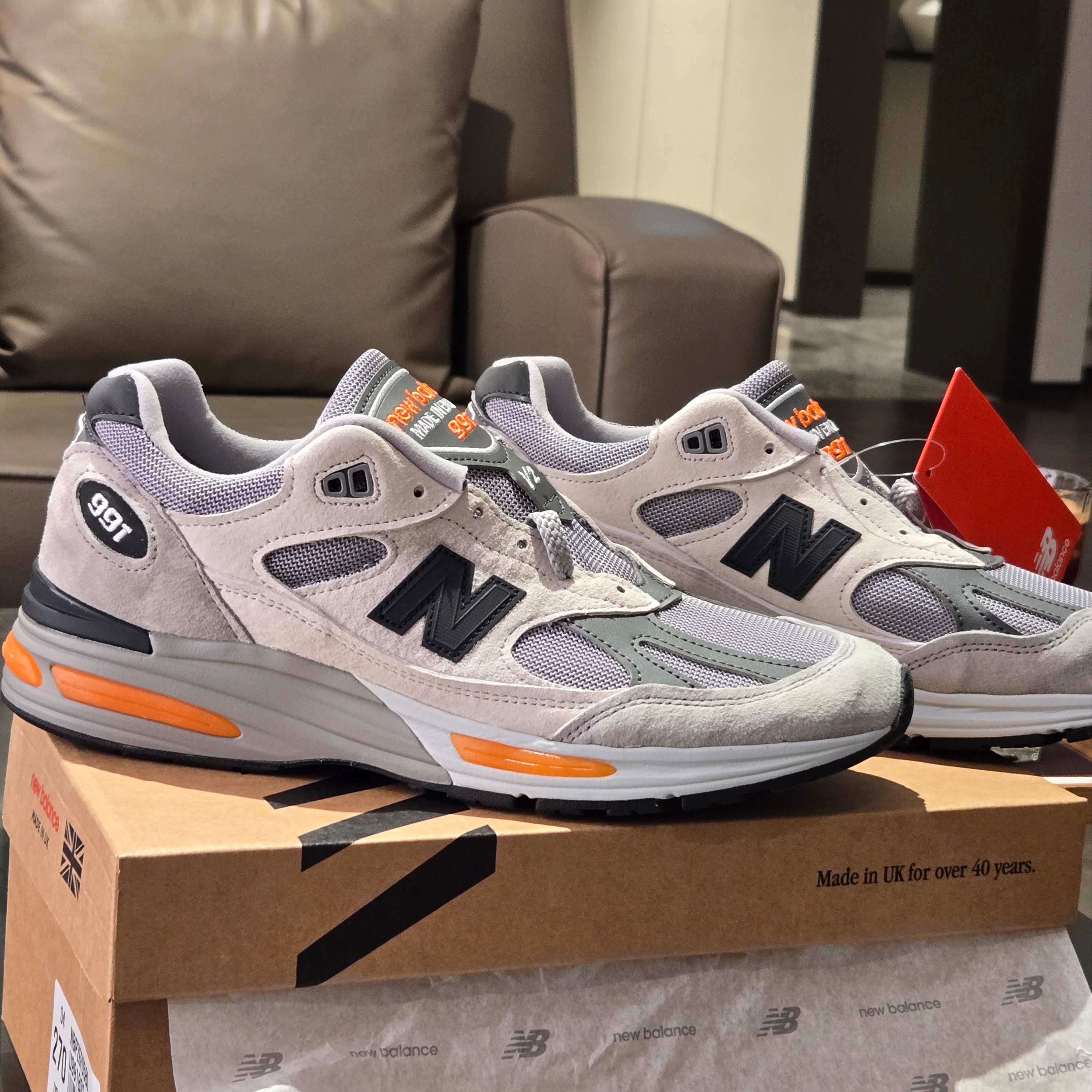 New Balance 991v2 Made in UK Pelican Abbey Stone 착용 스타일