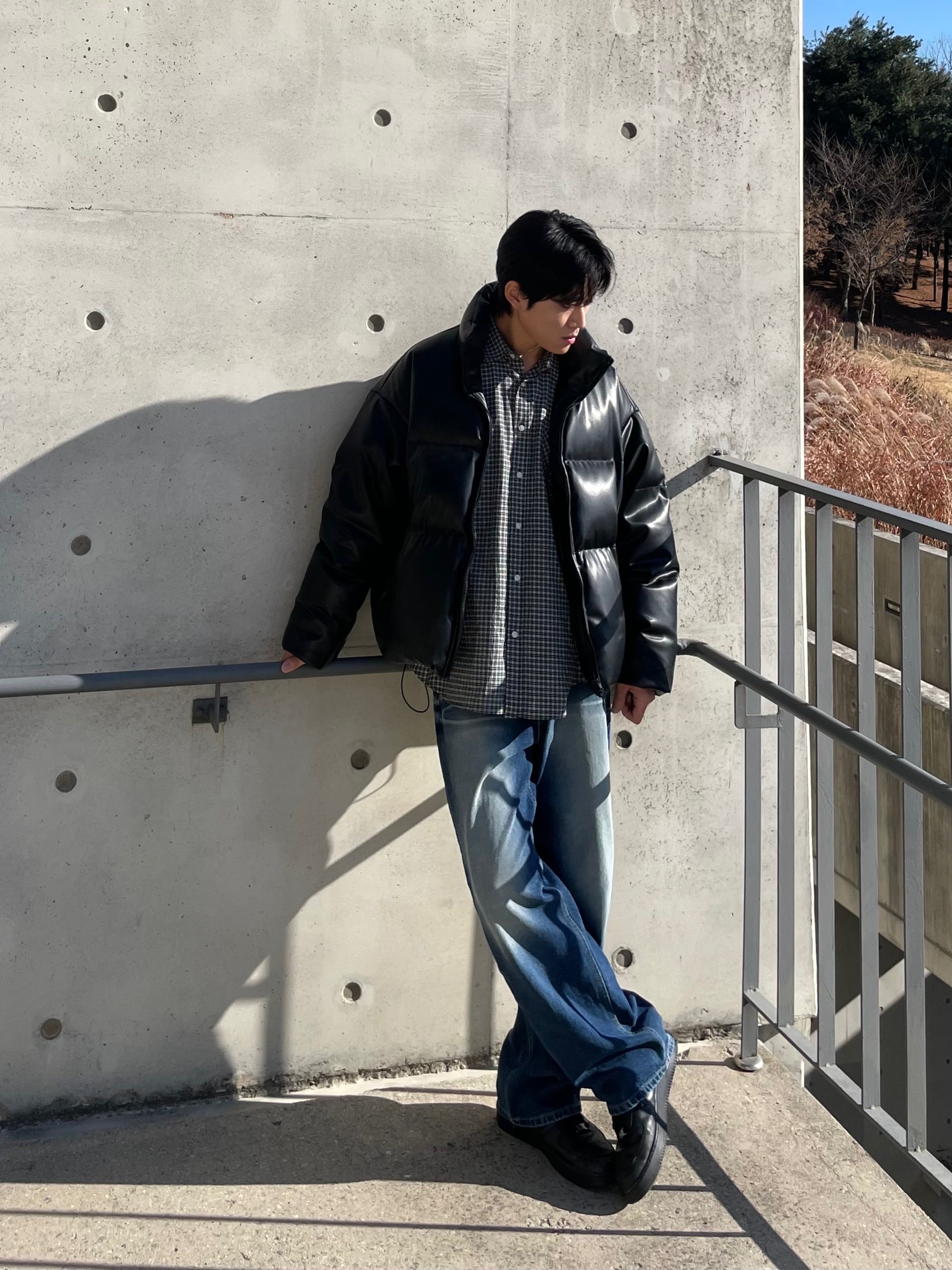 QT8 Garments GB Synthetic Leather Duck Down Short Padding Black, Nike Air Force 1 '07 Low Triple Black 착용 스타일 - 1