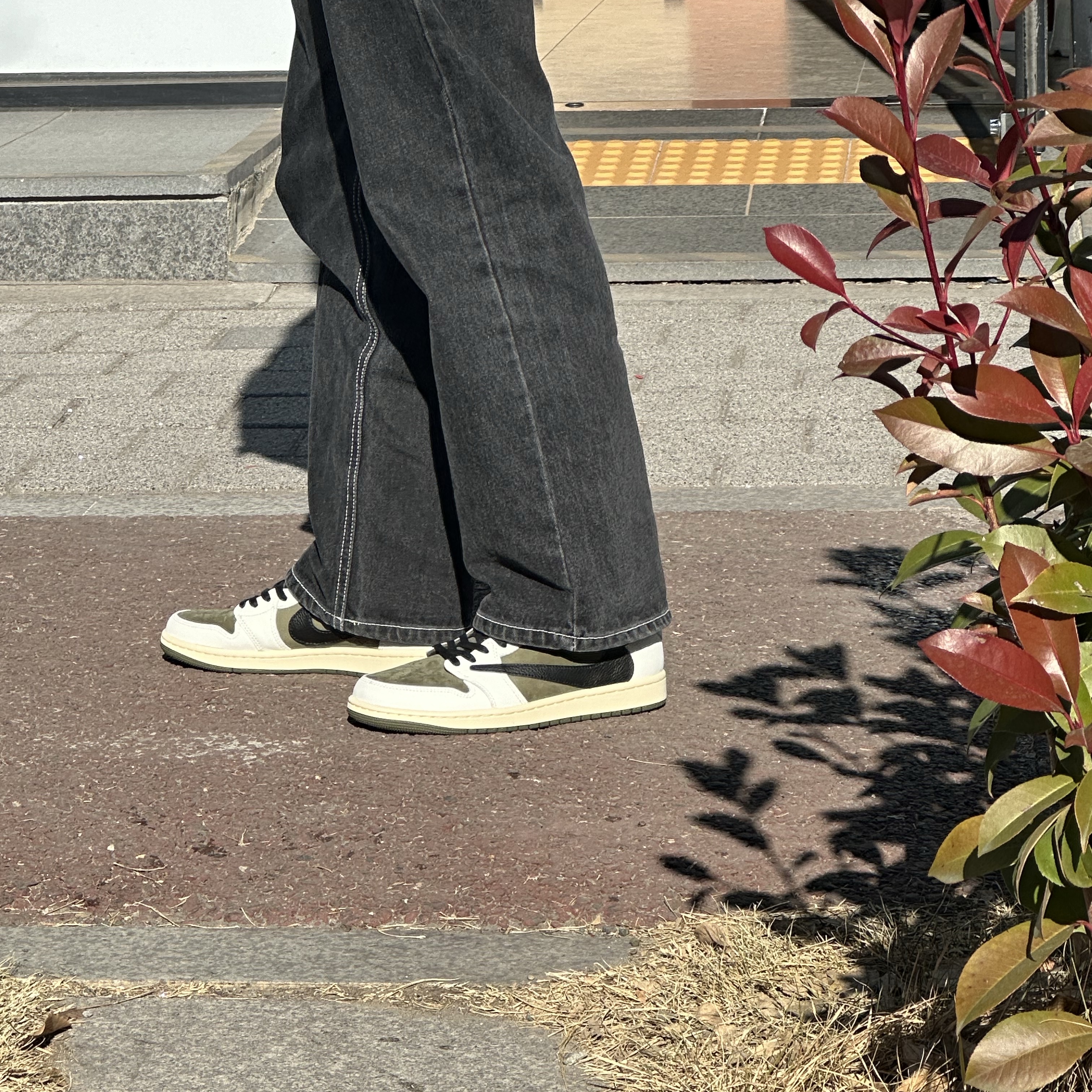 Jordan 1 x Travis Scott Retro Low OG SP Reverse Olive 착용 스타일