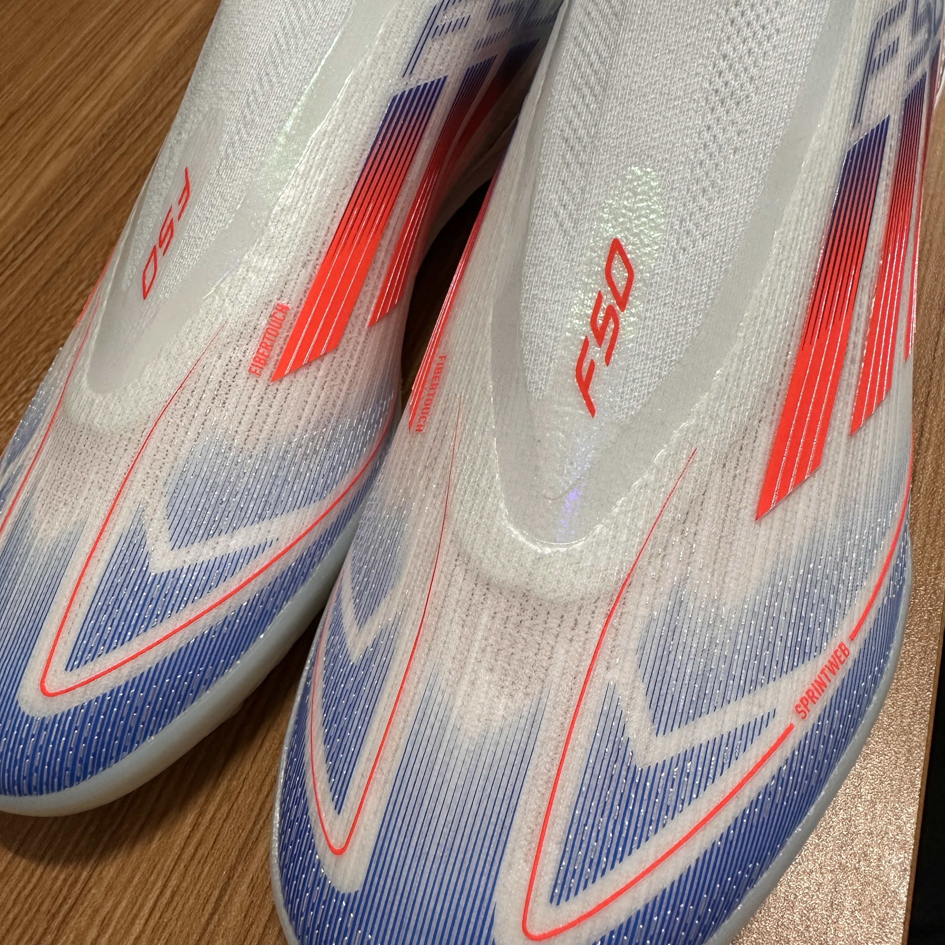 Adidas F50 Pro Laceless TF Cloud White Solar Red 착용 스타일 - 2