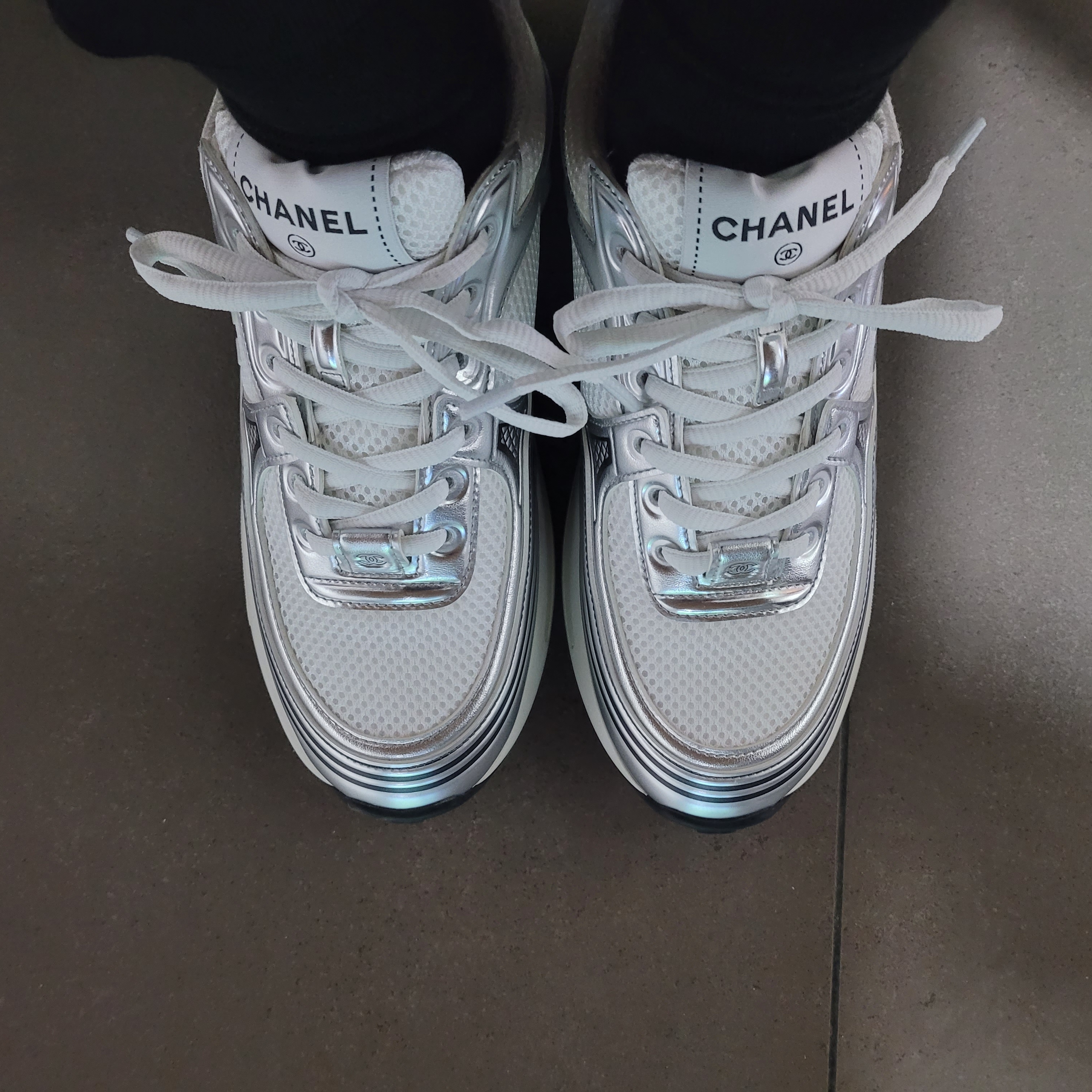 (W) Chanel Sneakers Fabric Laminated & White Silver 착용 스타일 - 2